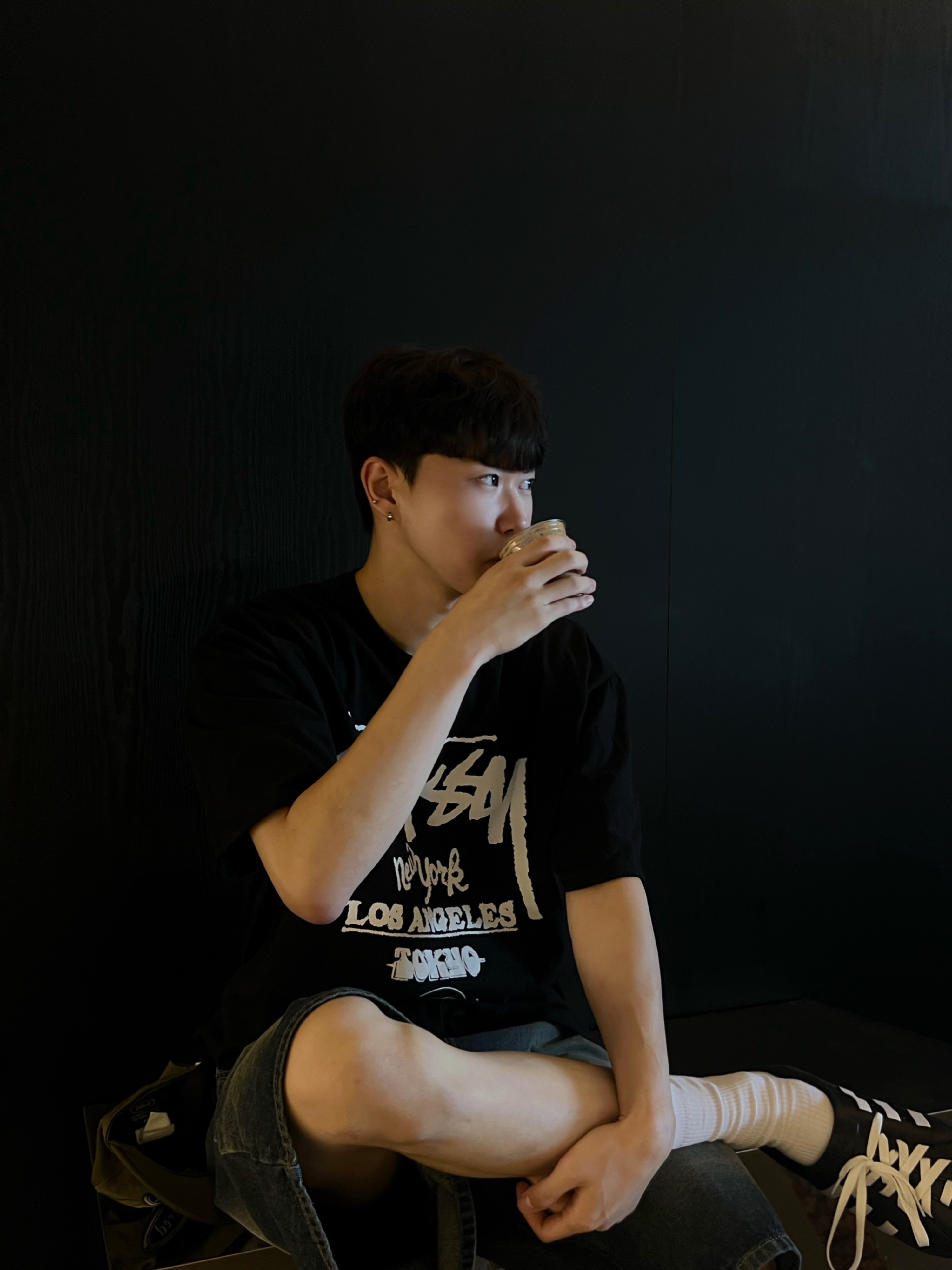 Stussy Tour T-Shirt Black, Adidas Adilette Clog Black White 착용 스타일 - 2