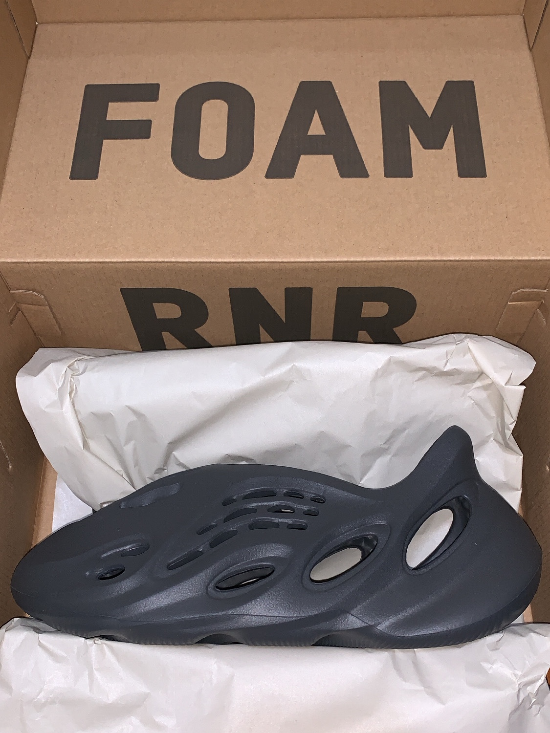 Adidas Yeezy Foam RNNR Carbon 착용 스타일