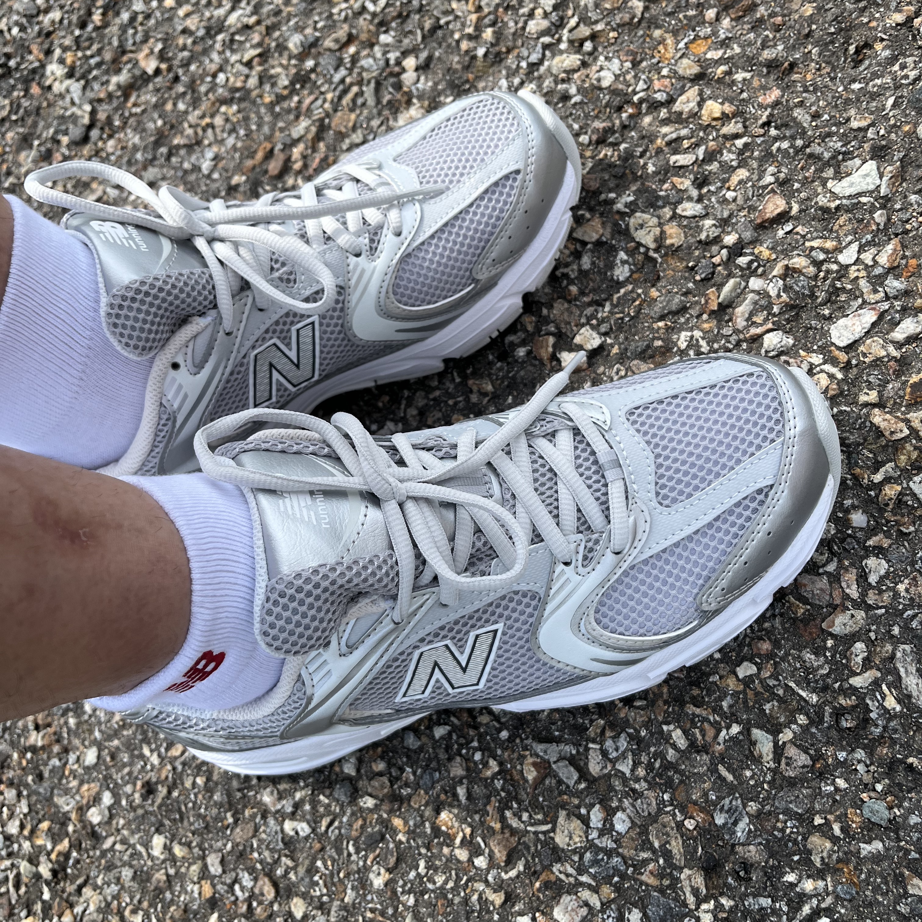 New Balance 530 Silver Grey 착용 스타일