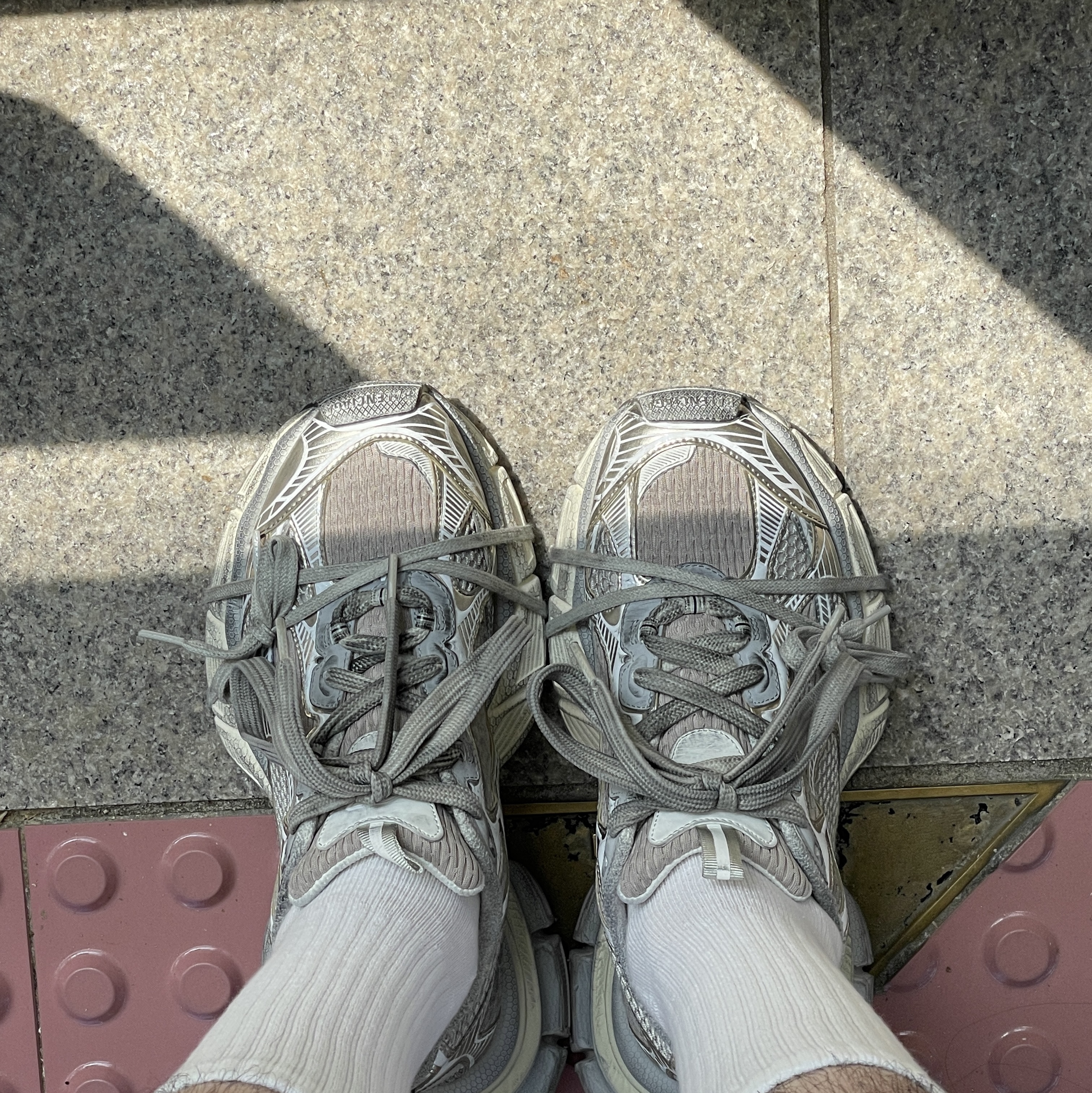 Balenciaga 3XL Sneakers Light Beige 착용 스타일