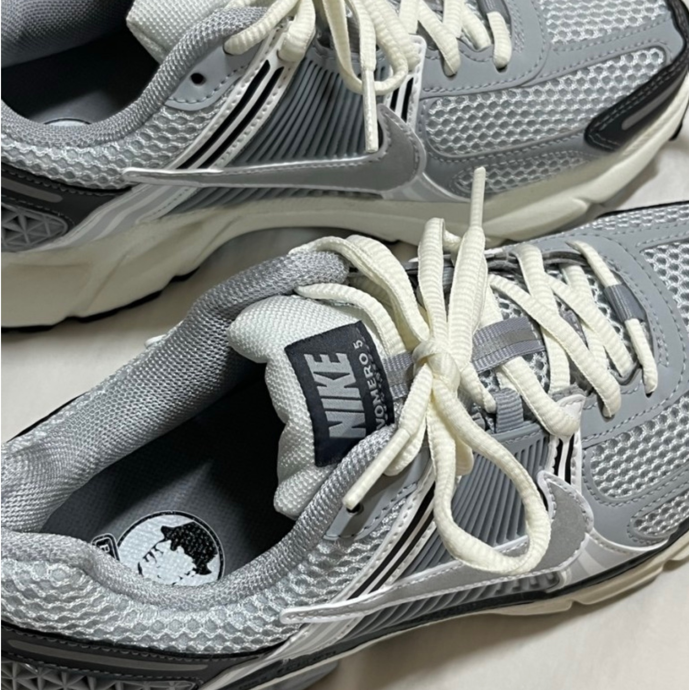 (W) Nike Zoom Vomero 5 Pure Platinum Metallic Silver 착용 스타일