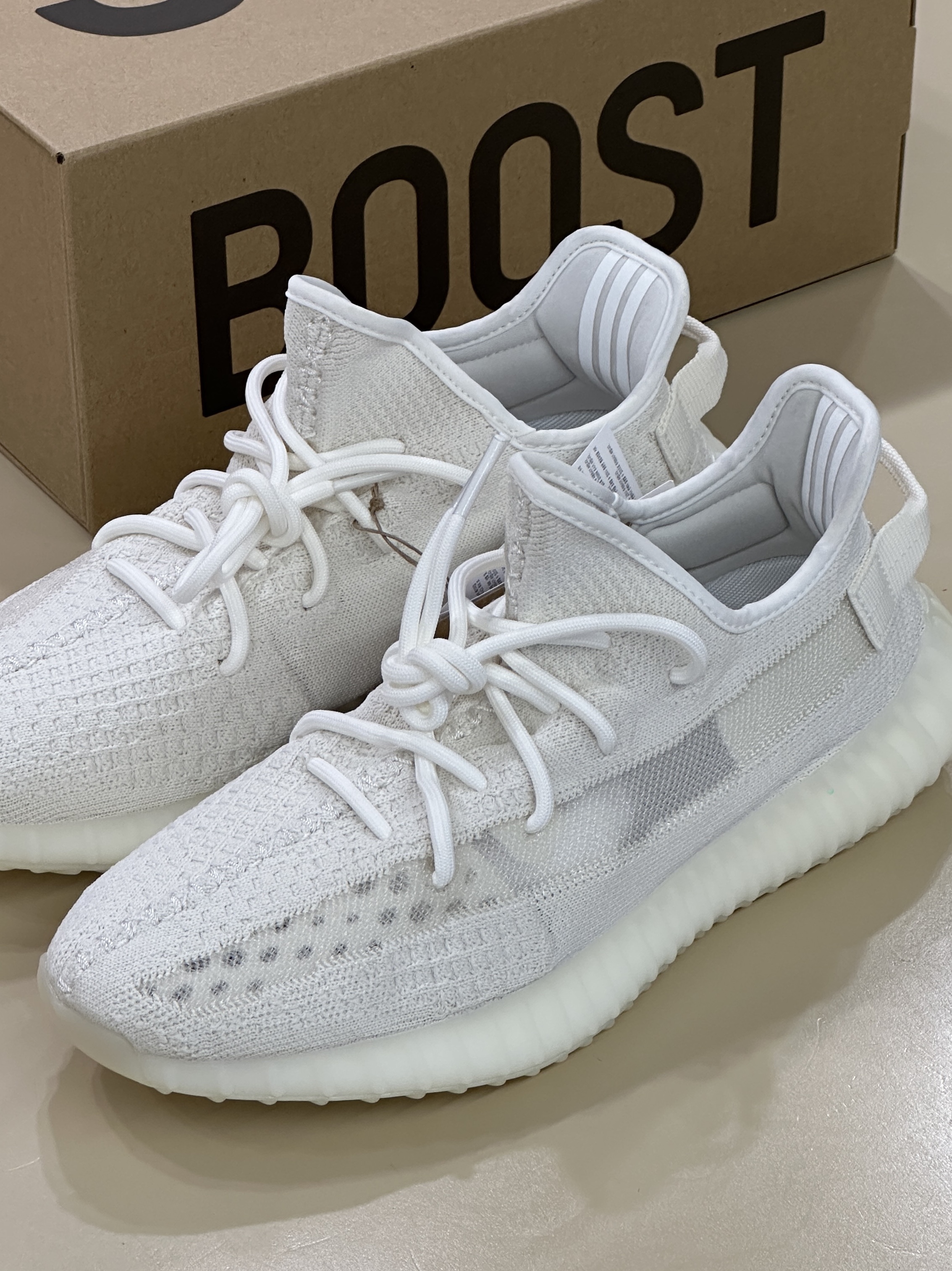 Adidas Yeezy Boost 350 V2 Bone 착용 스타일 - 3