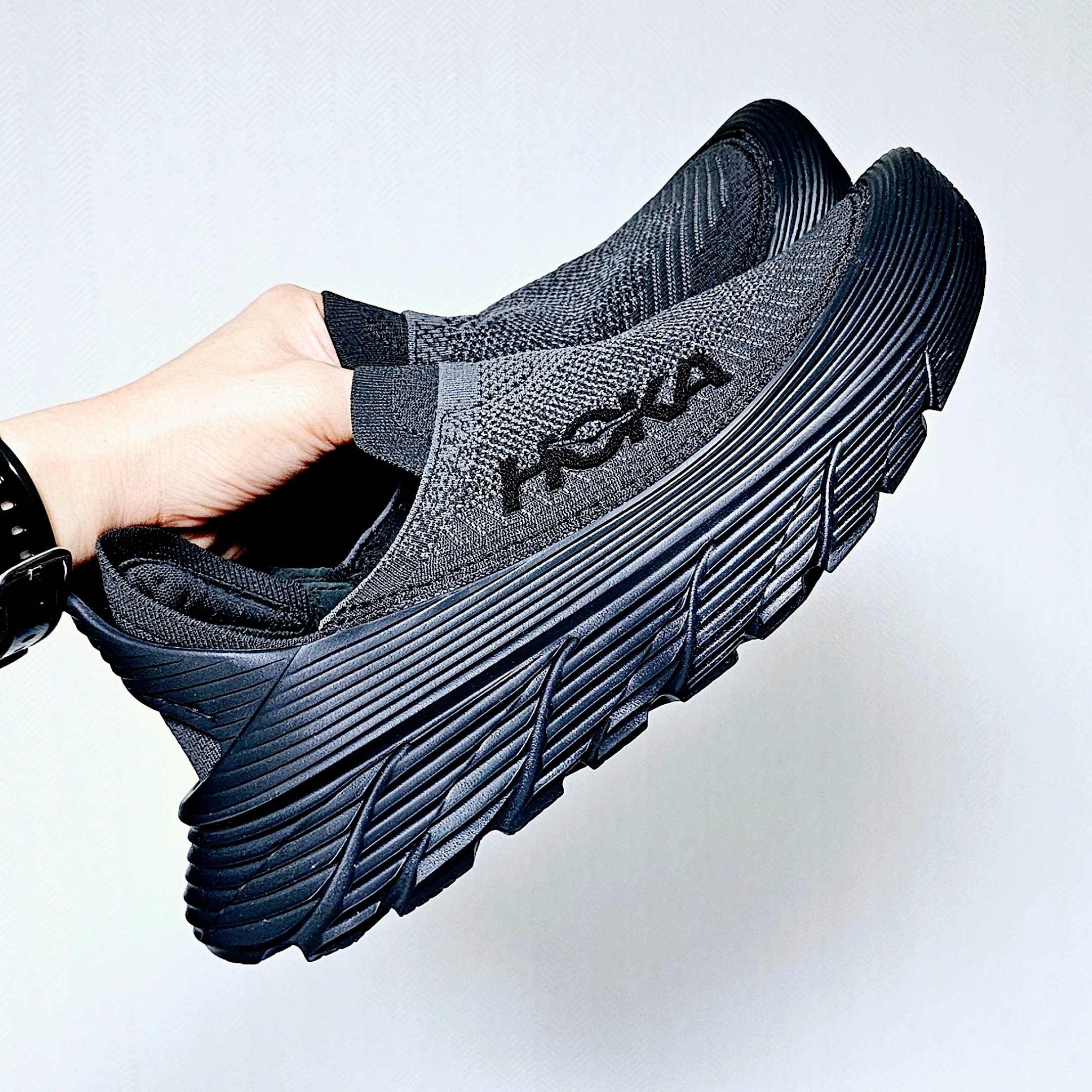 Hoka Restore TC Black 착용 스타일