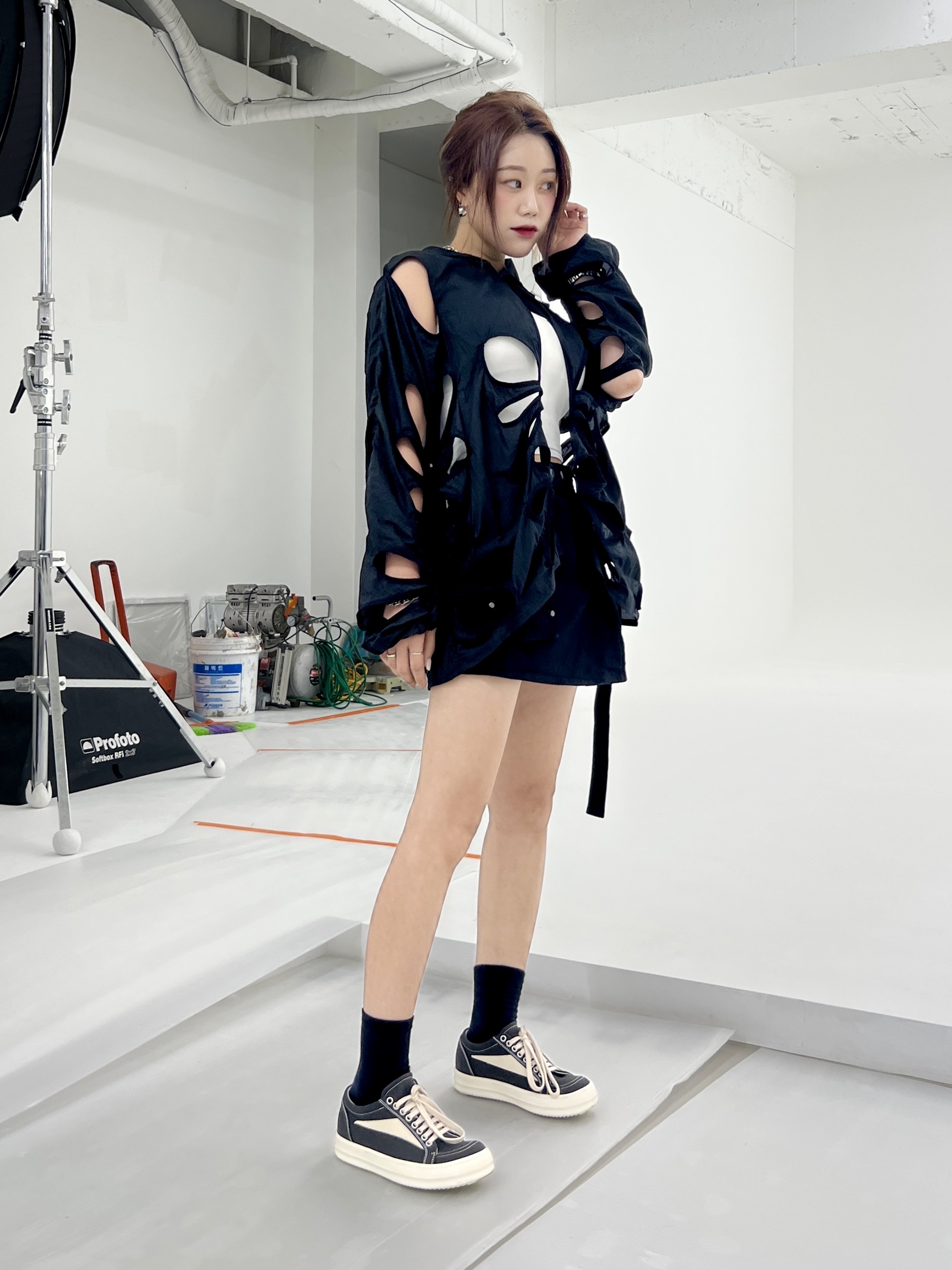 (W) Rick Owens Drkshdw Suede Vintage Sneakers Dark Dust, Rick Owens Drkshdw Suede Vintage Sneakers Dark Dust Pearl Milk White 착용 스타일 - 1