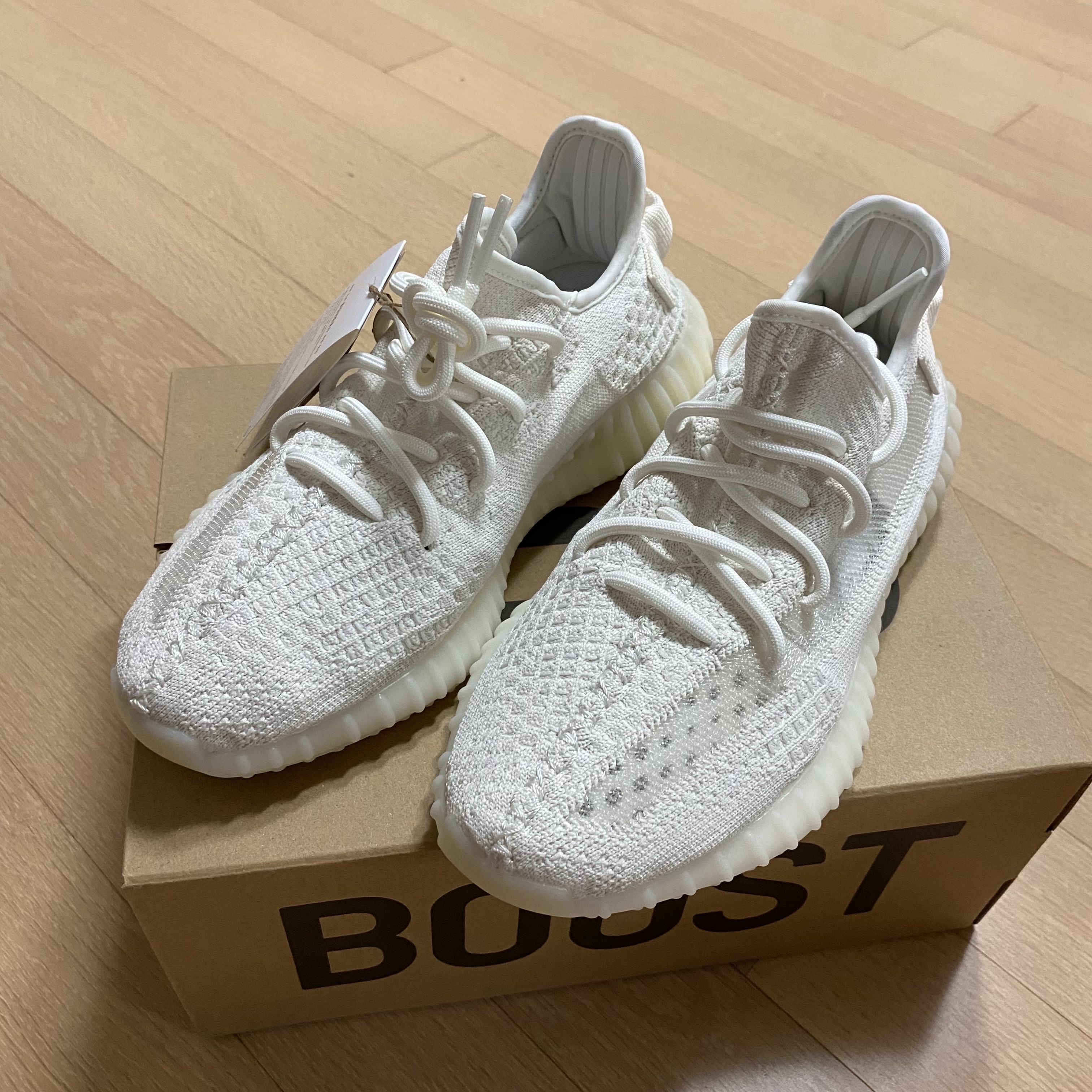 Adidas Yeezy Boost 350 V2 Bone 착용 스타일 - 1