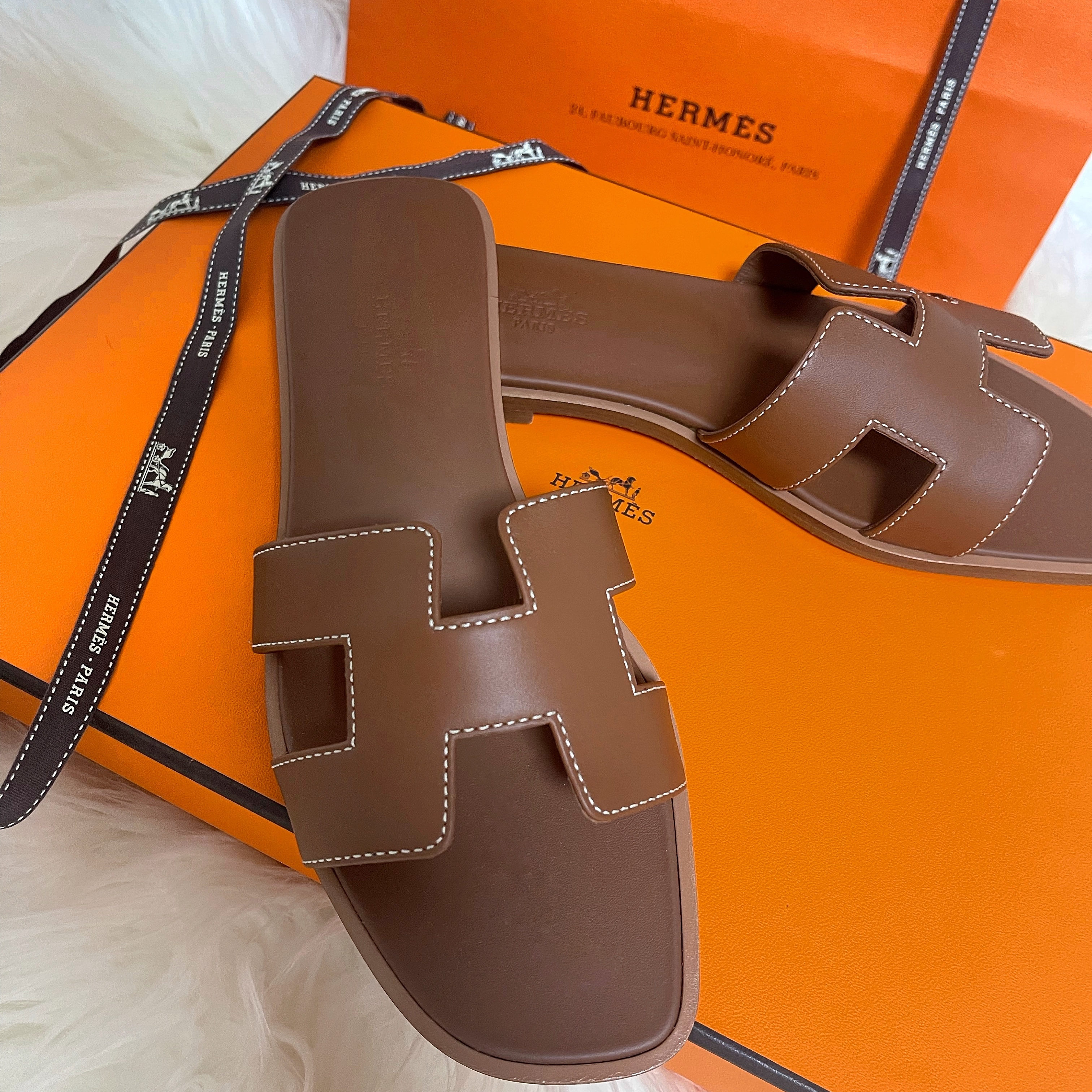 (W) Hermes Oran Sandal Calfskin & Gold Piqures Ecrues 착용 스타일