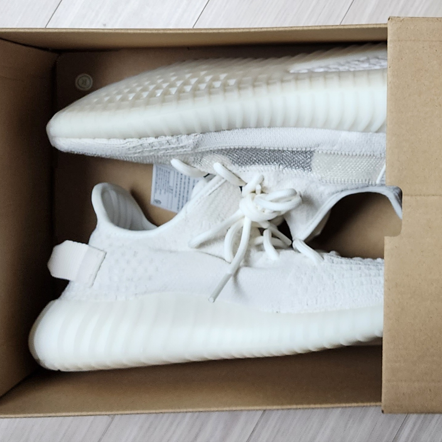 Adidas Yeezy Boost 350 V2 Bone 착용 스타일