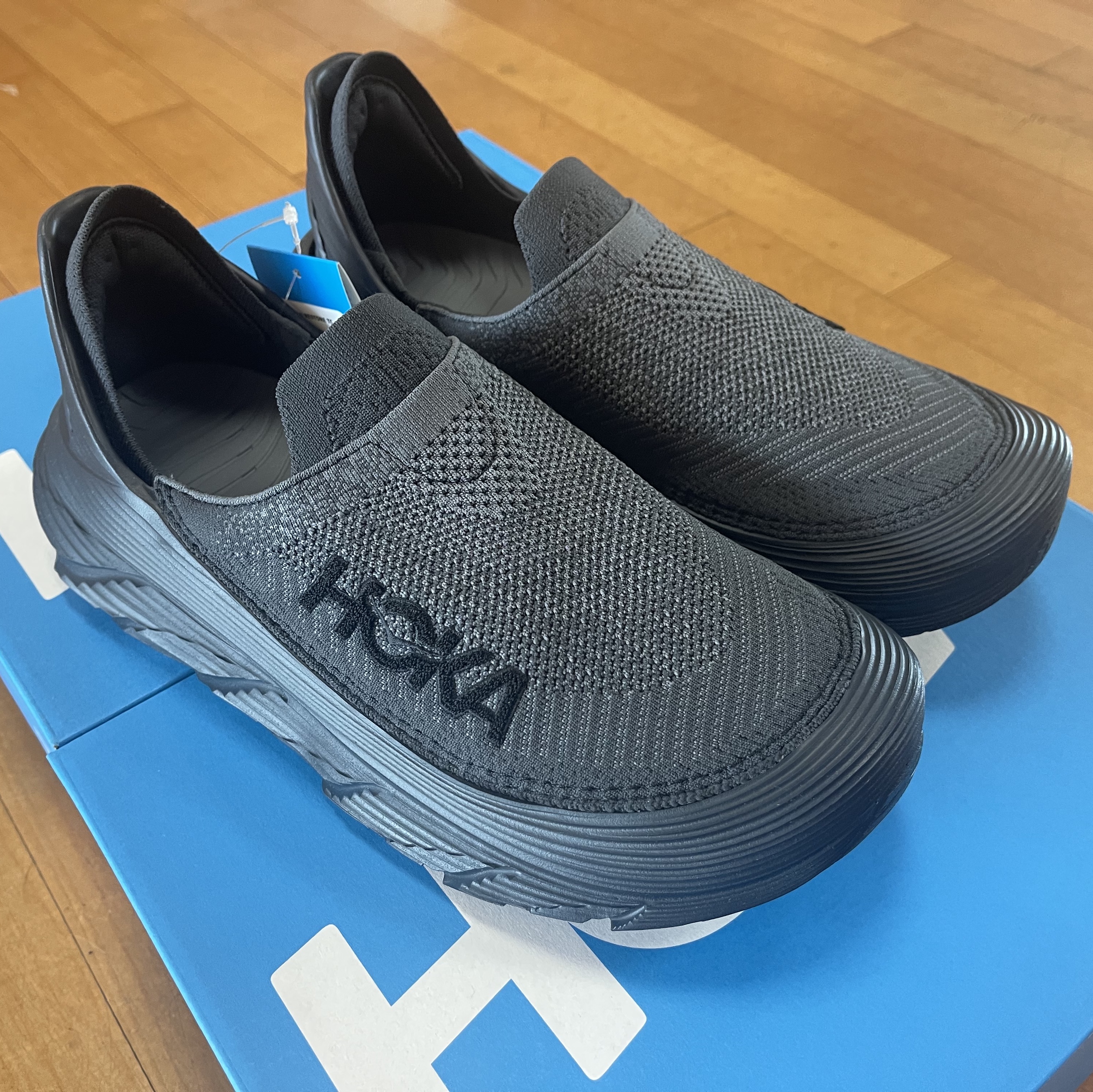 Hoka Restore TC Black 착용 스타일 - 2