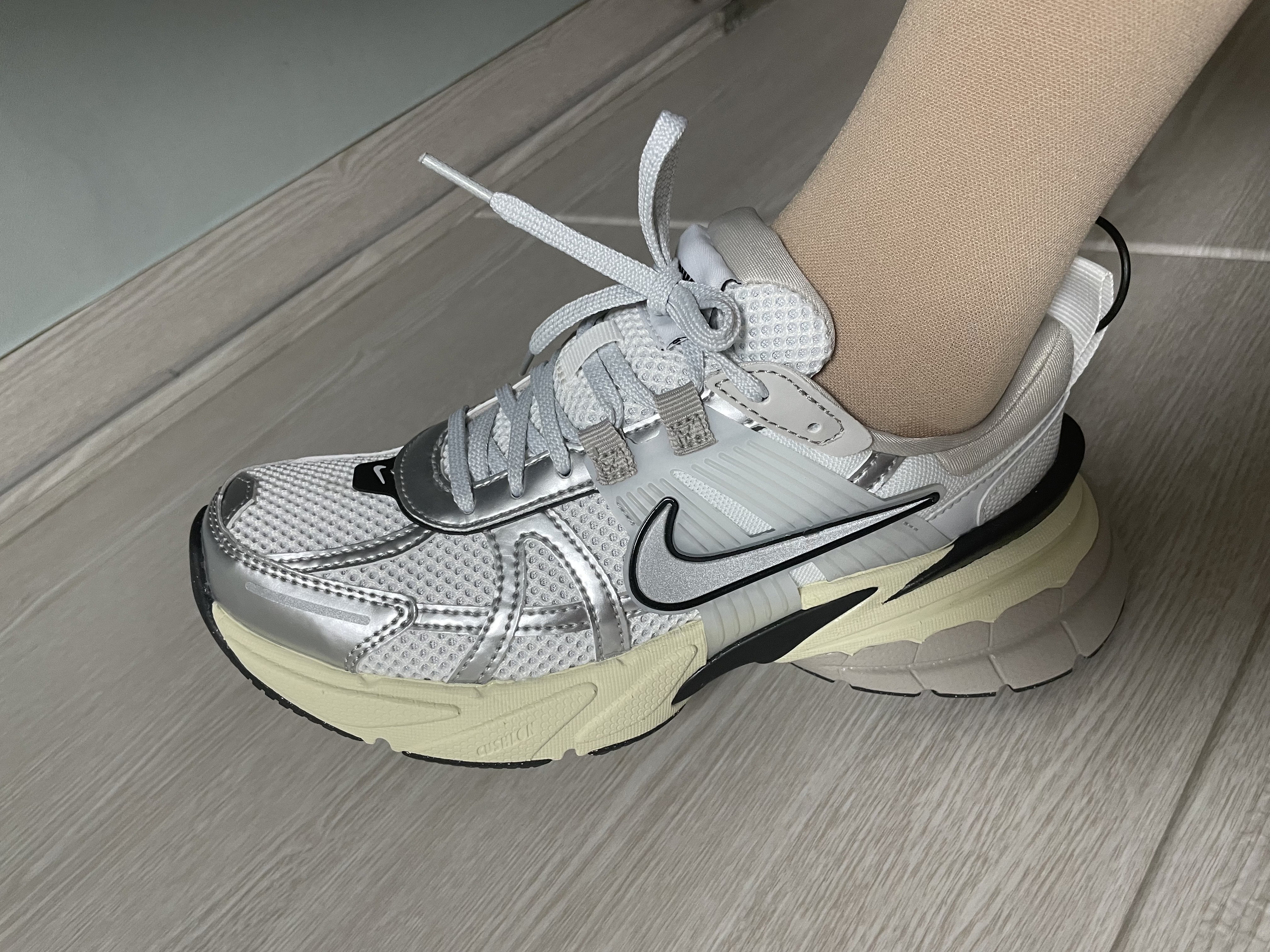Nike V2K Run Summit White Metallic Silver 착용 스타일 - 1