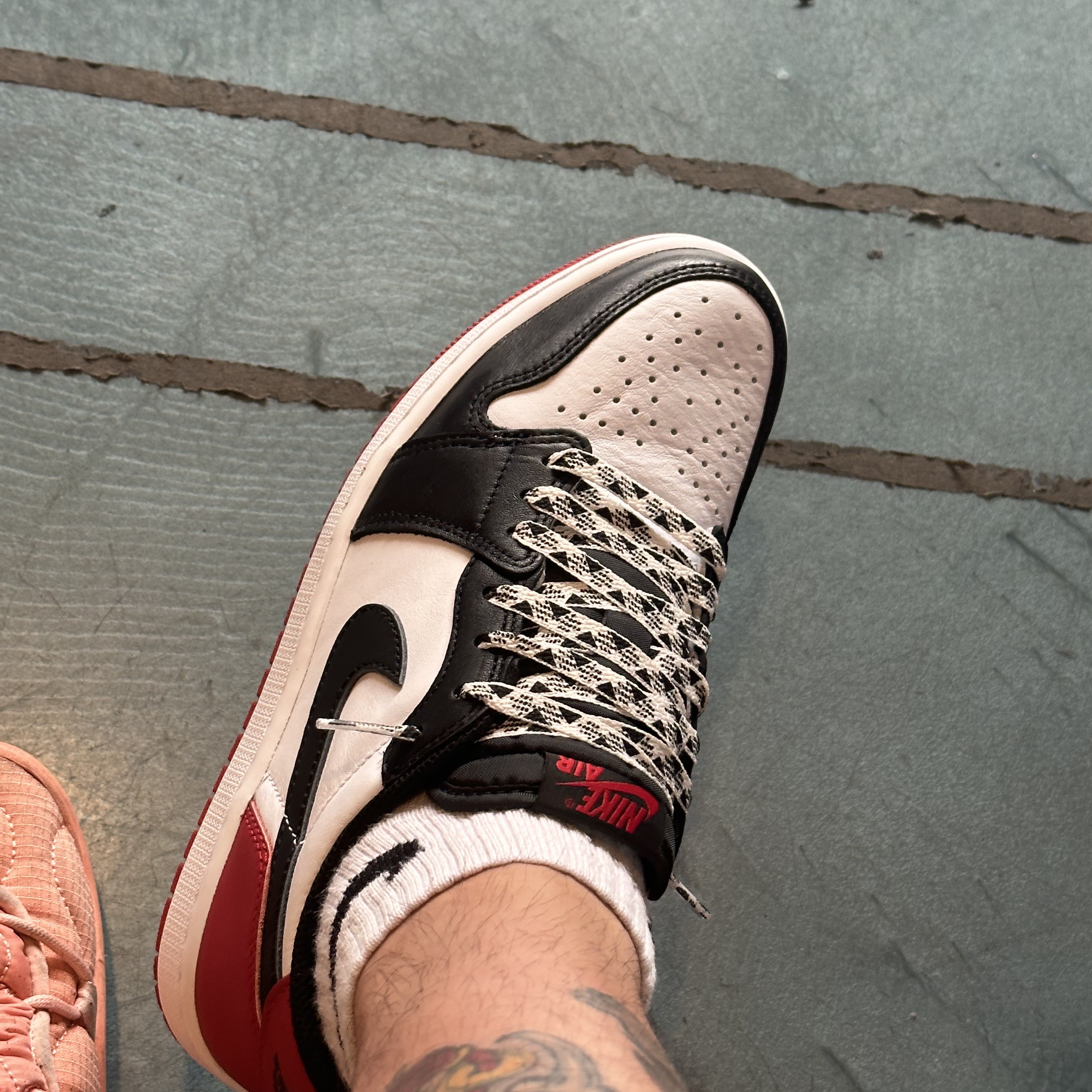Jordan 1 Retro Low OG Black Toe 착용 스타일 - 2