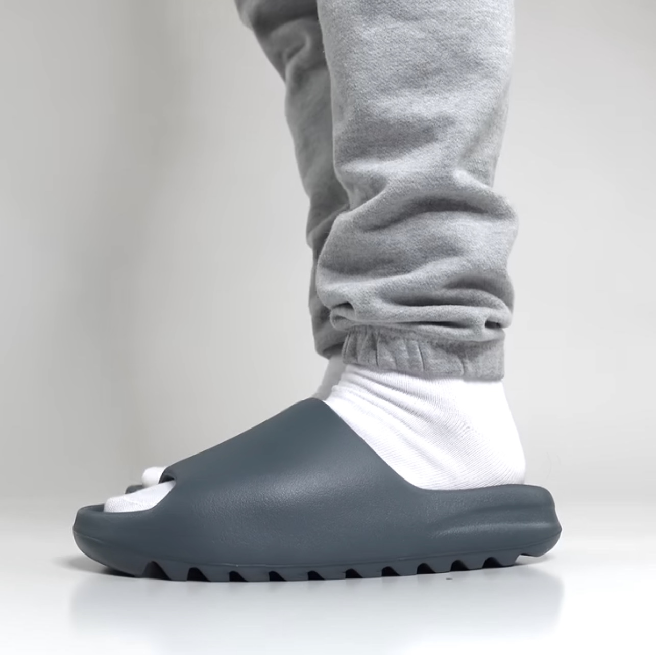 Adidas Yeezy Slide Slate Marine 착용 스타일