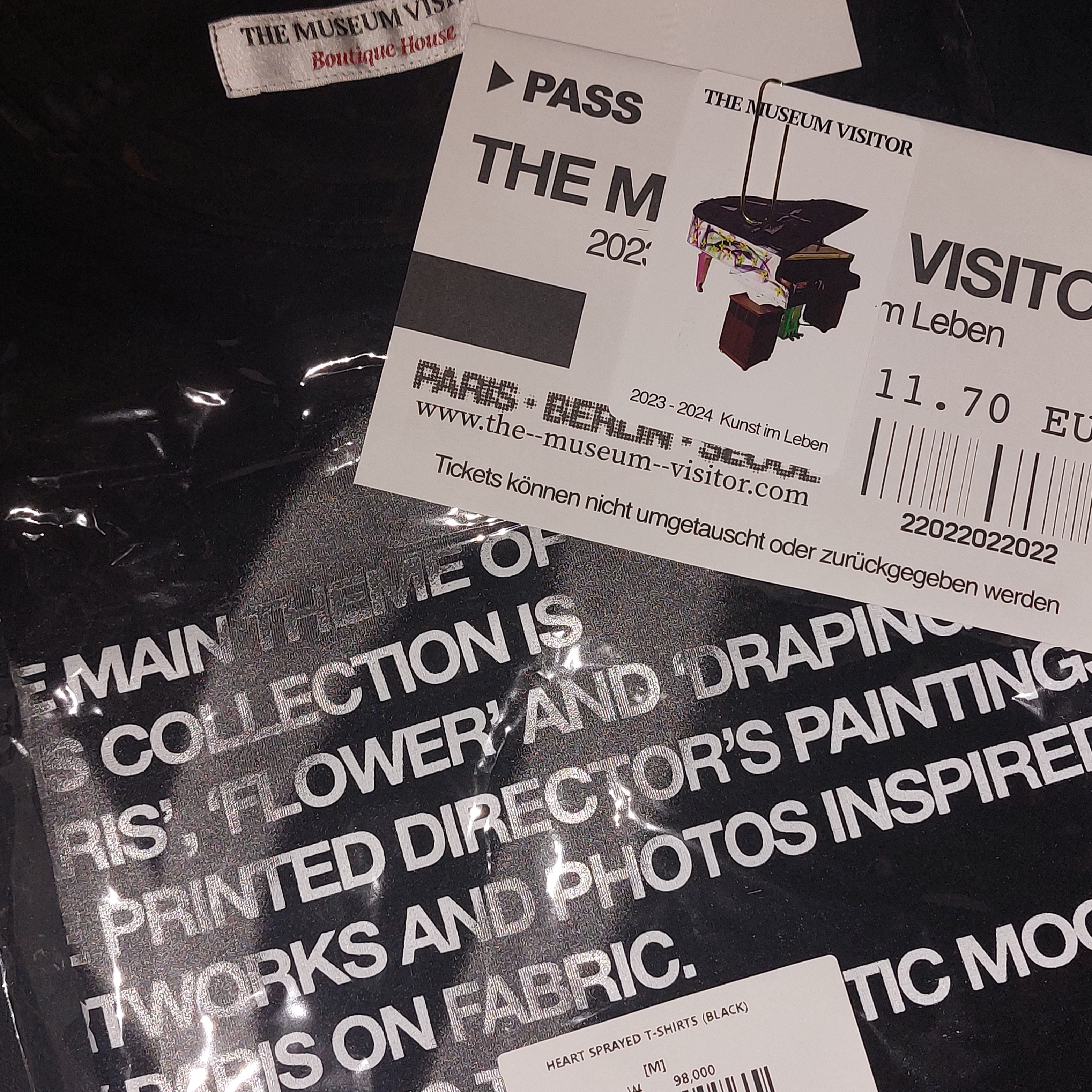 The Museum Visitor Heart Sprayed T-Shirts Black 착용 스타일