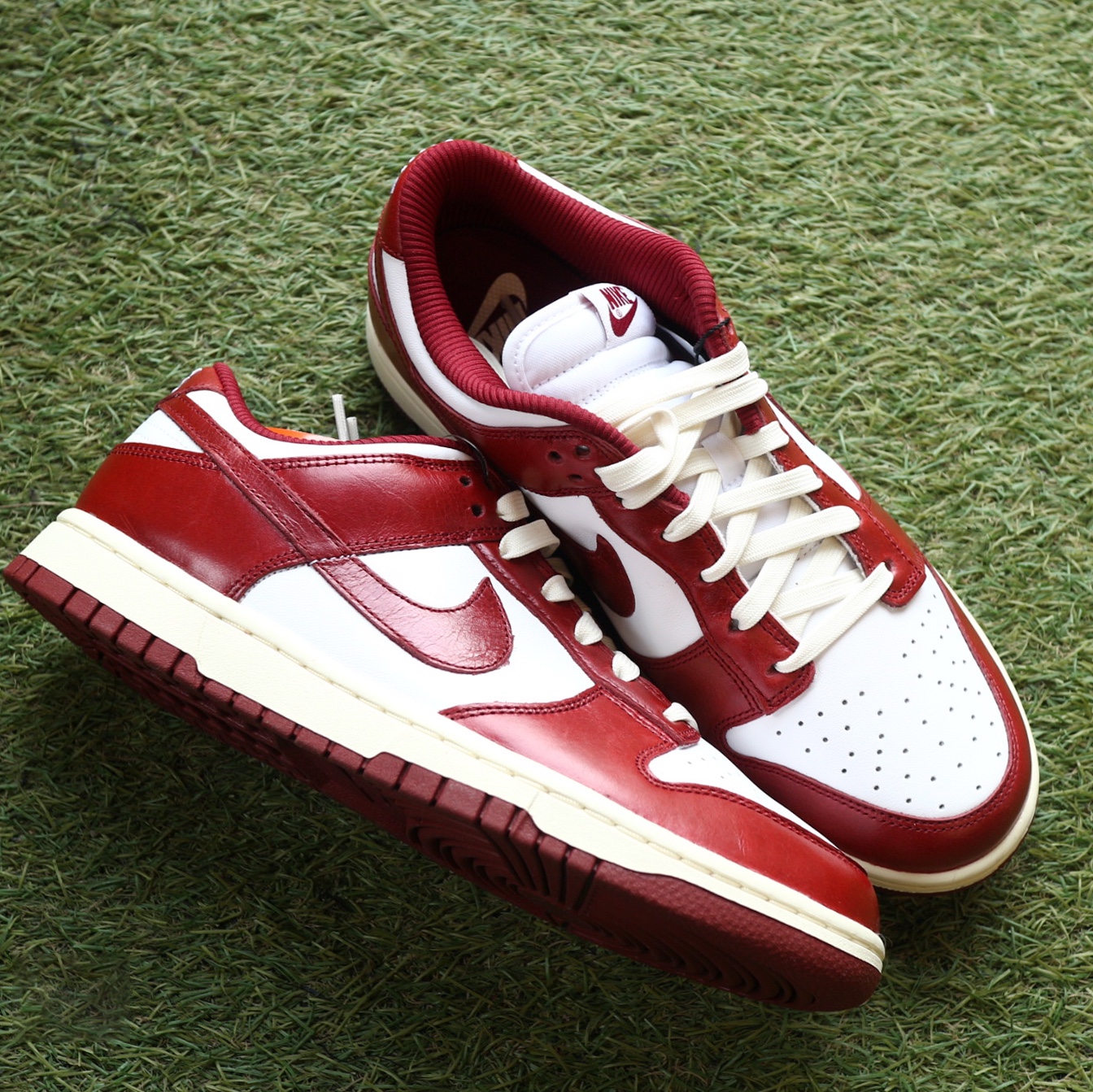 (W) Nike Dunk Low Retro PRM Team Red and White 착용 스타일 - 1