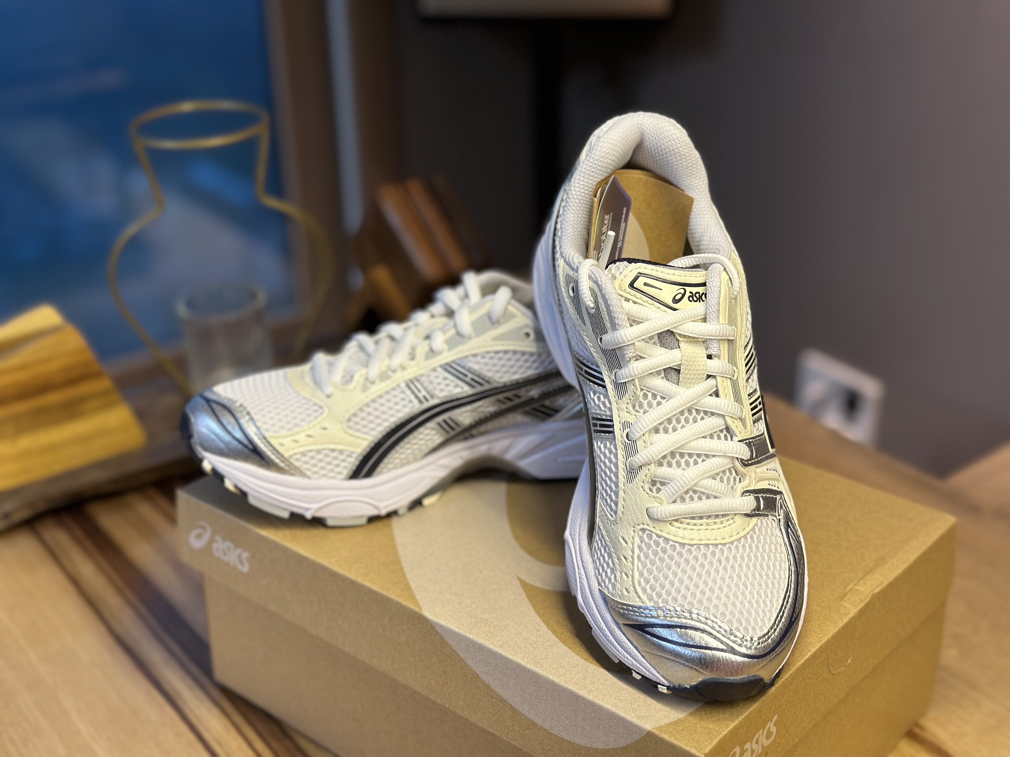 (W) Asics Gel-Kayano 14 White Midnight, Asics Gel-Kayano 14 Cream Black 착용 스타일 - 1