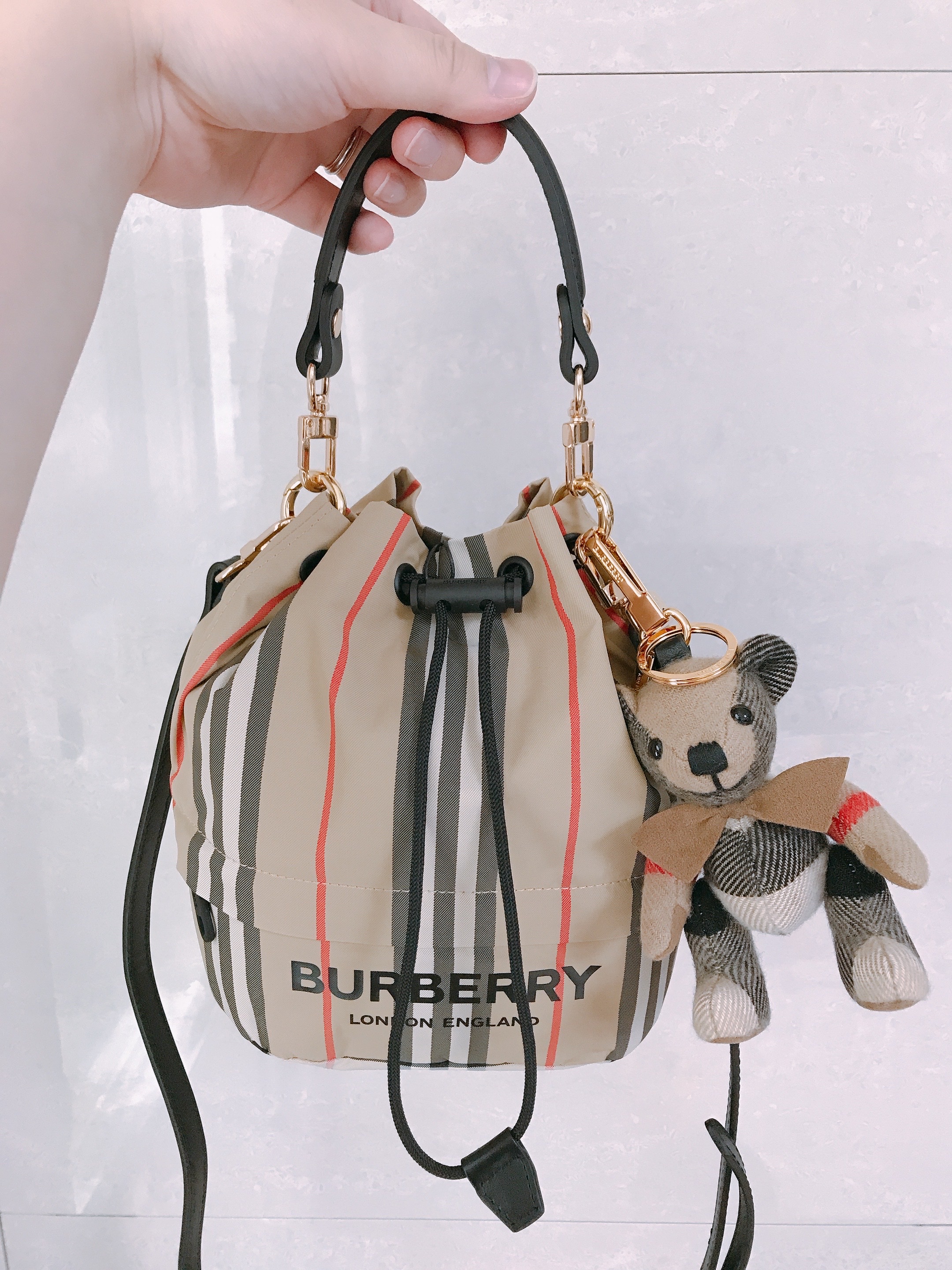 Burberry Icon Stripe Econyl Drawcord Pouch Archive Beige, Burberry Bow Tie Thomas Bear Charm Archive Beige 착용 스타일