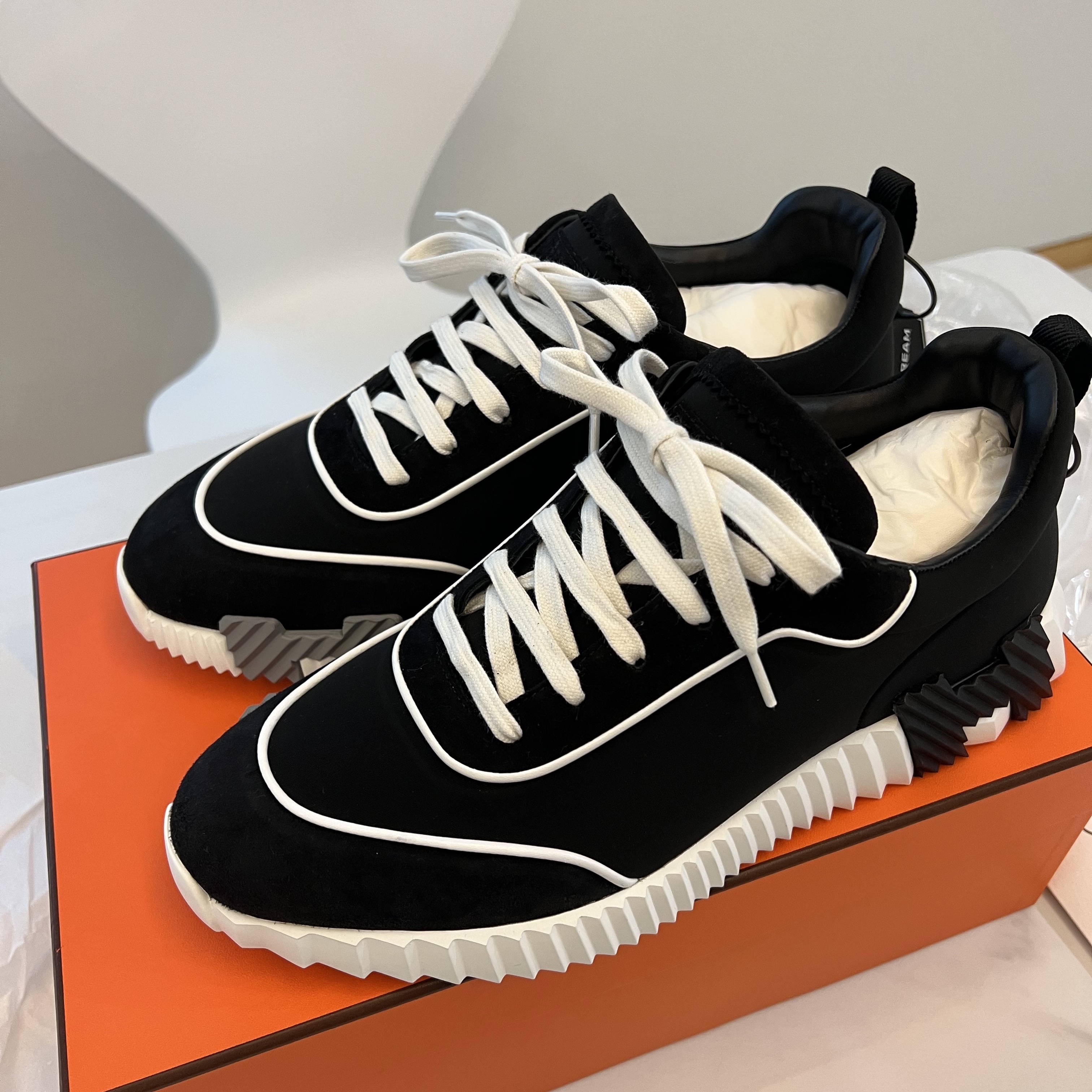 Hermes Bouncing Sneakers Technical Jersey Goatskin & Noir Blanc 착용 스타일
