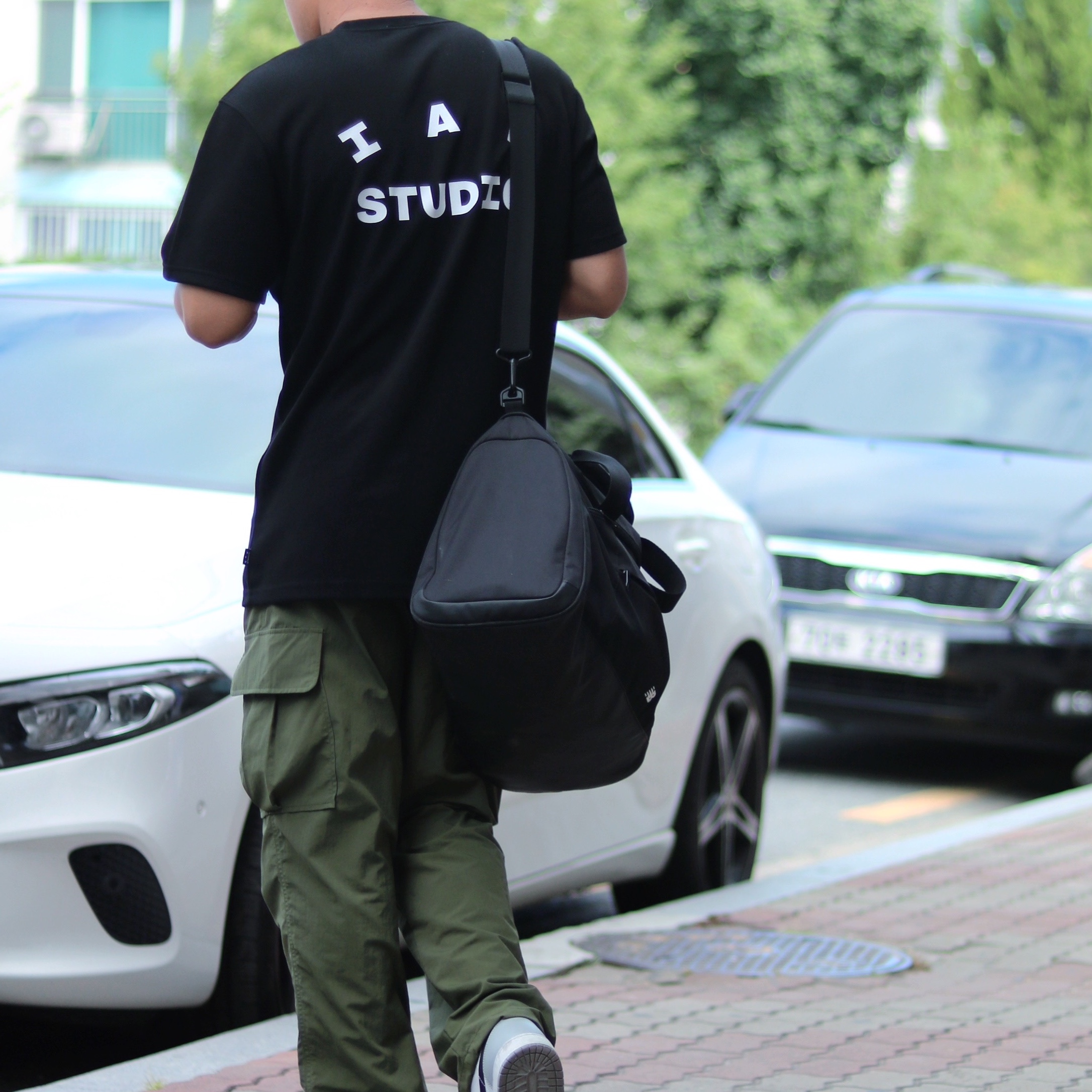IAB Studio 10th Anniversary T-Shirt Black 착용 스타일 - 2
