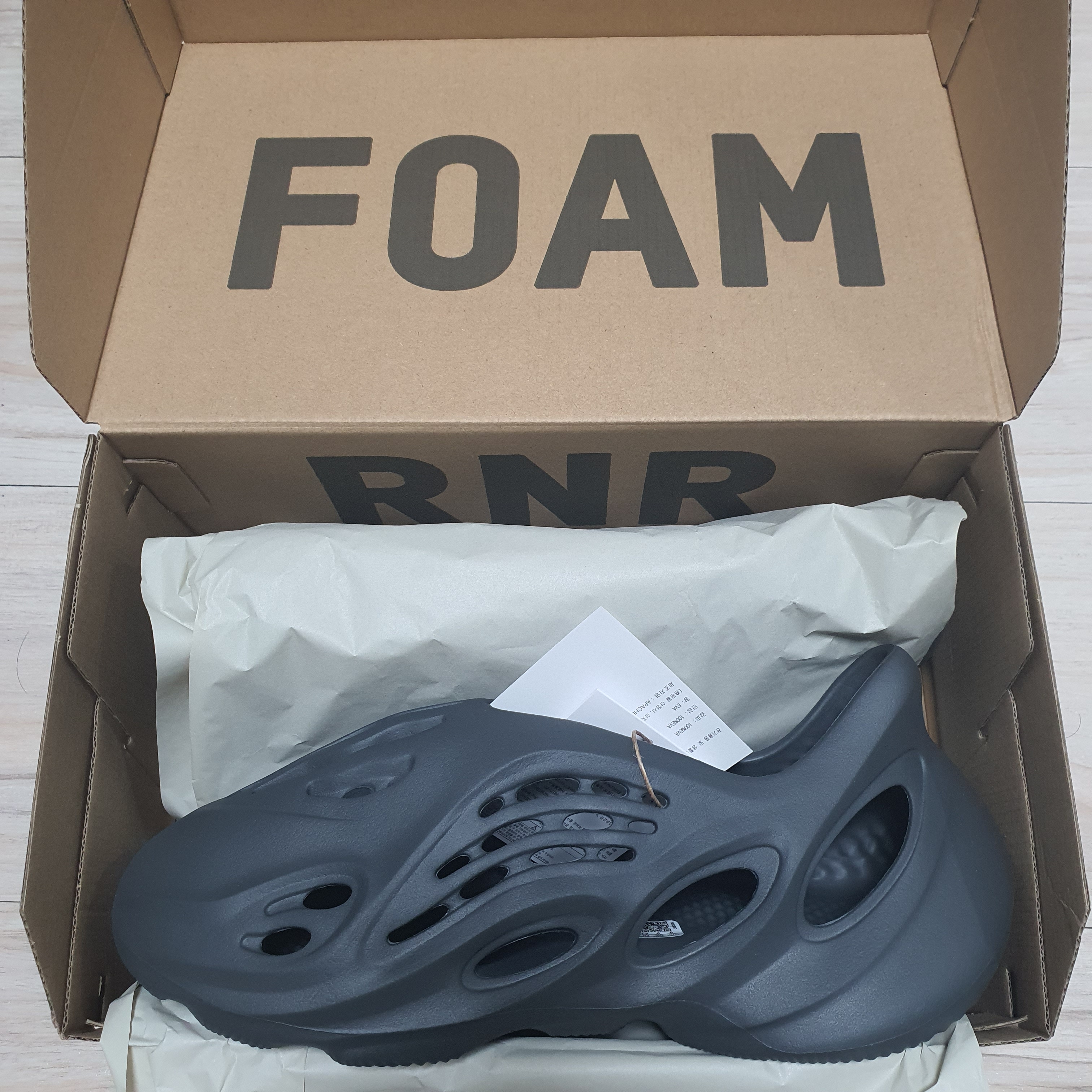 Adidas Yeezy Foam RNNR Carbon 착용 스타일