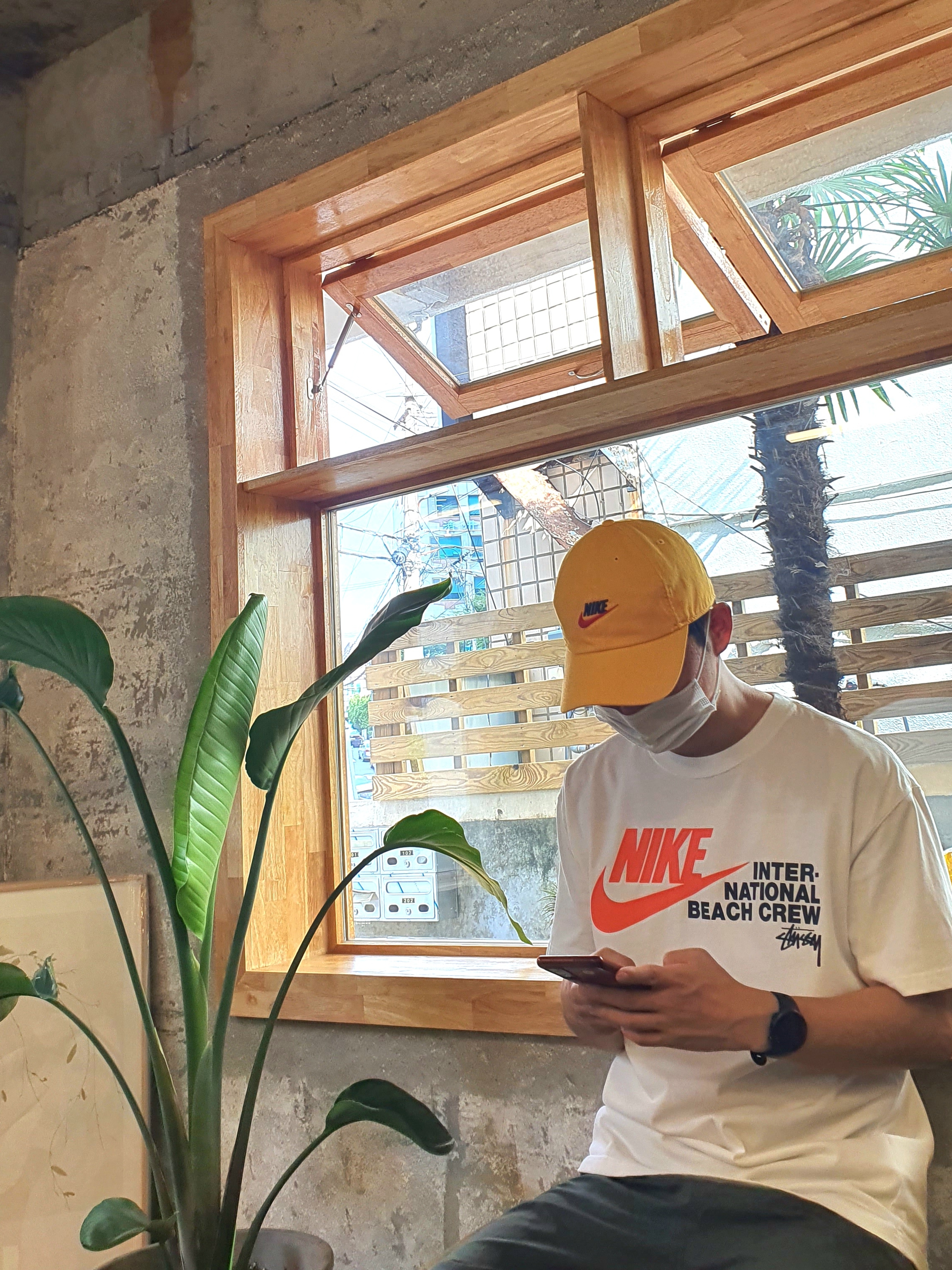 Nike x Stussy International Beach Crew T-Shirt White - Asia, Nike Heritage 86 Futura Washed Cap Gold 착용 스타일 - 1
