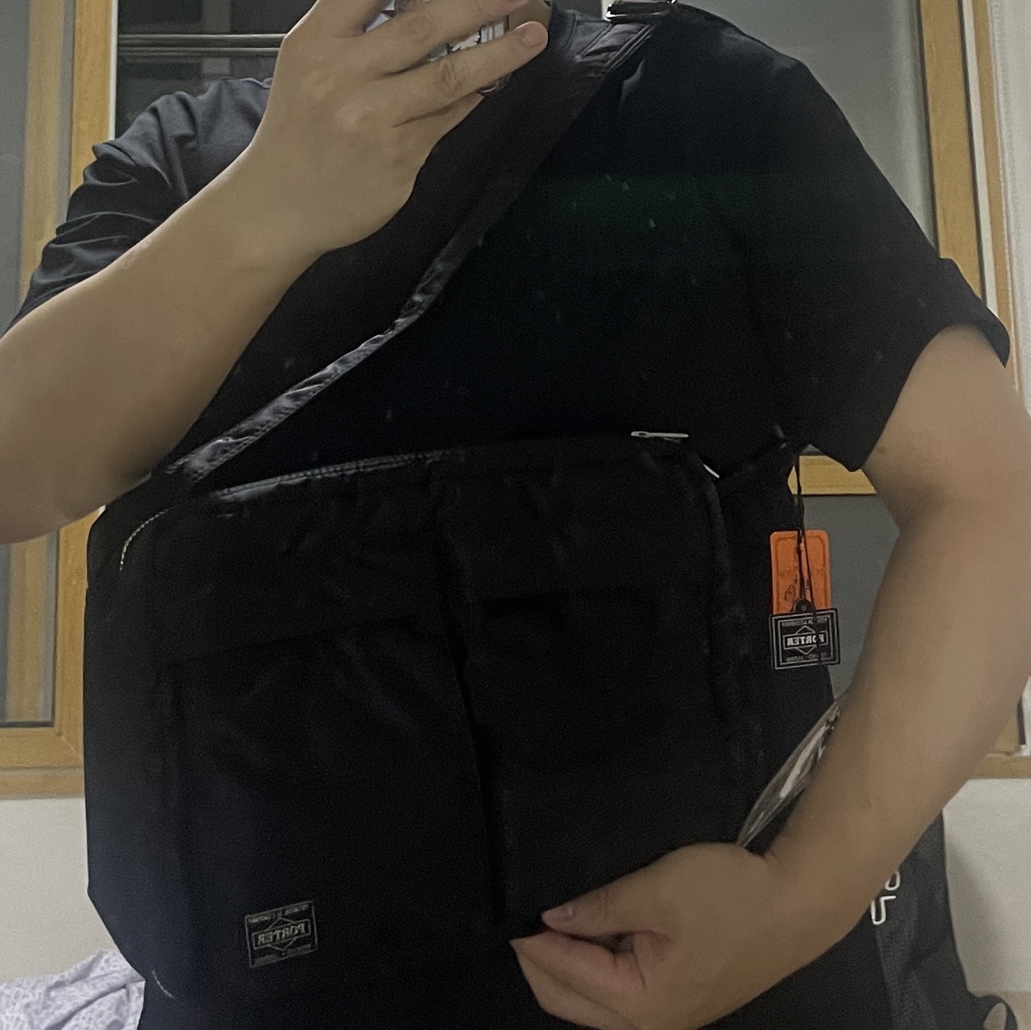 Porter Tanker Shoulder Bag L Black 착용 스타일 - 1