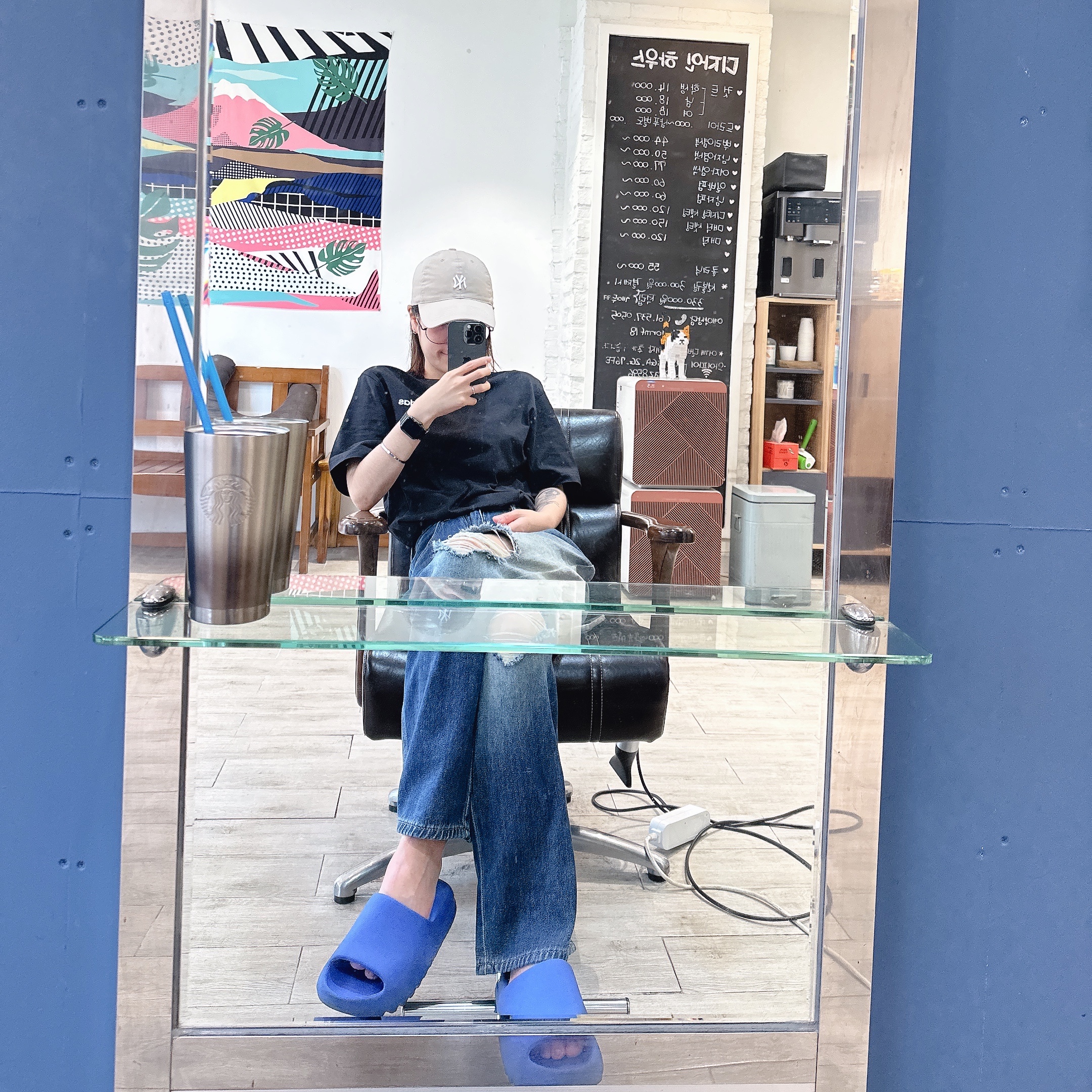 Adidas Yeezy Slide Azure 착용 스타일