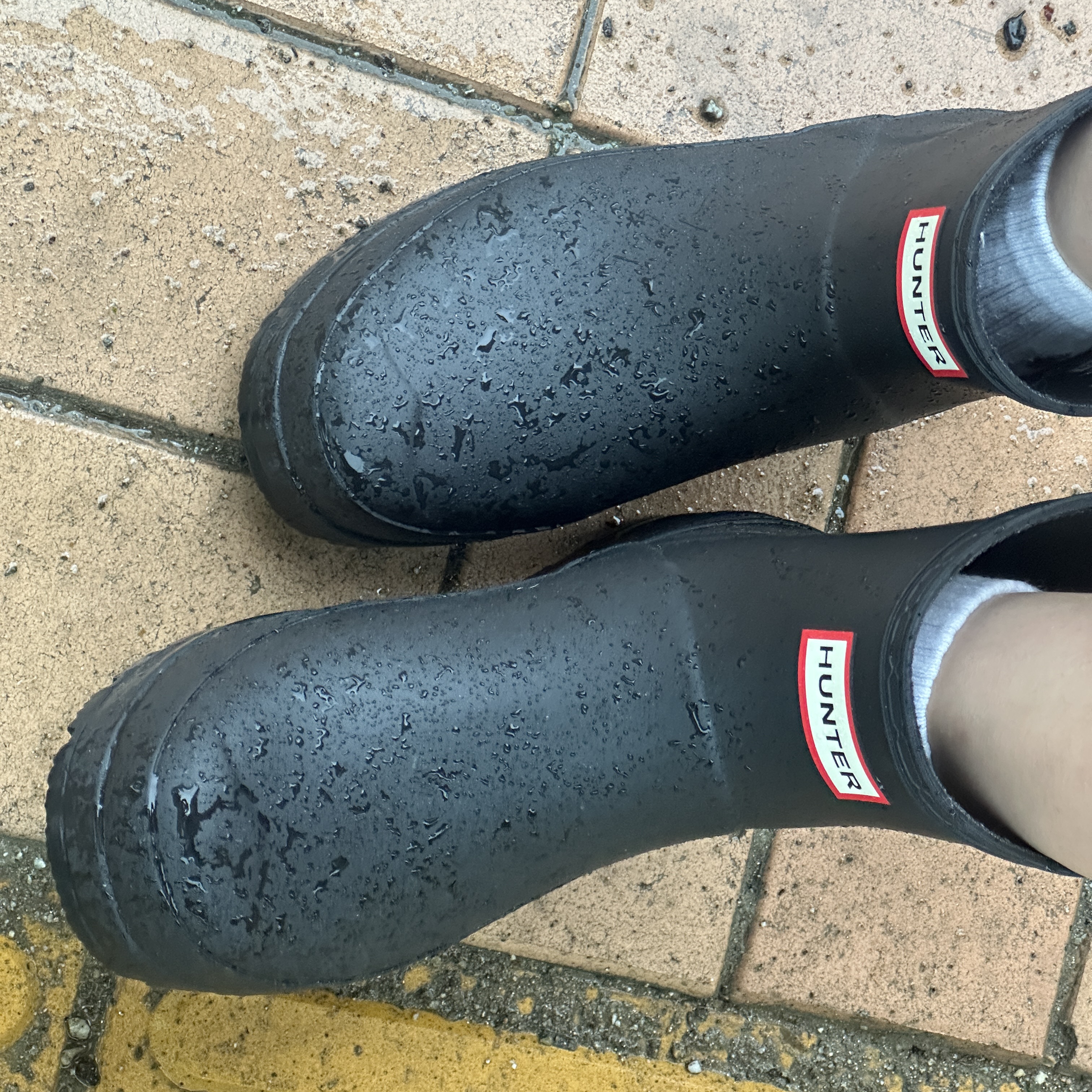 (W) Hunter Play Short Rain Boots Black 착용 스타일 - 1
