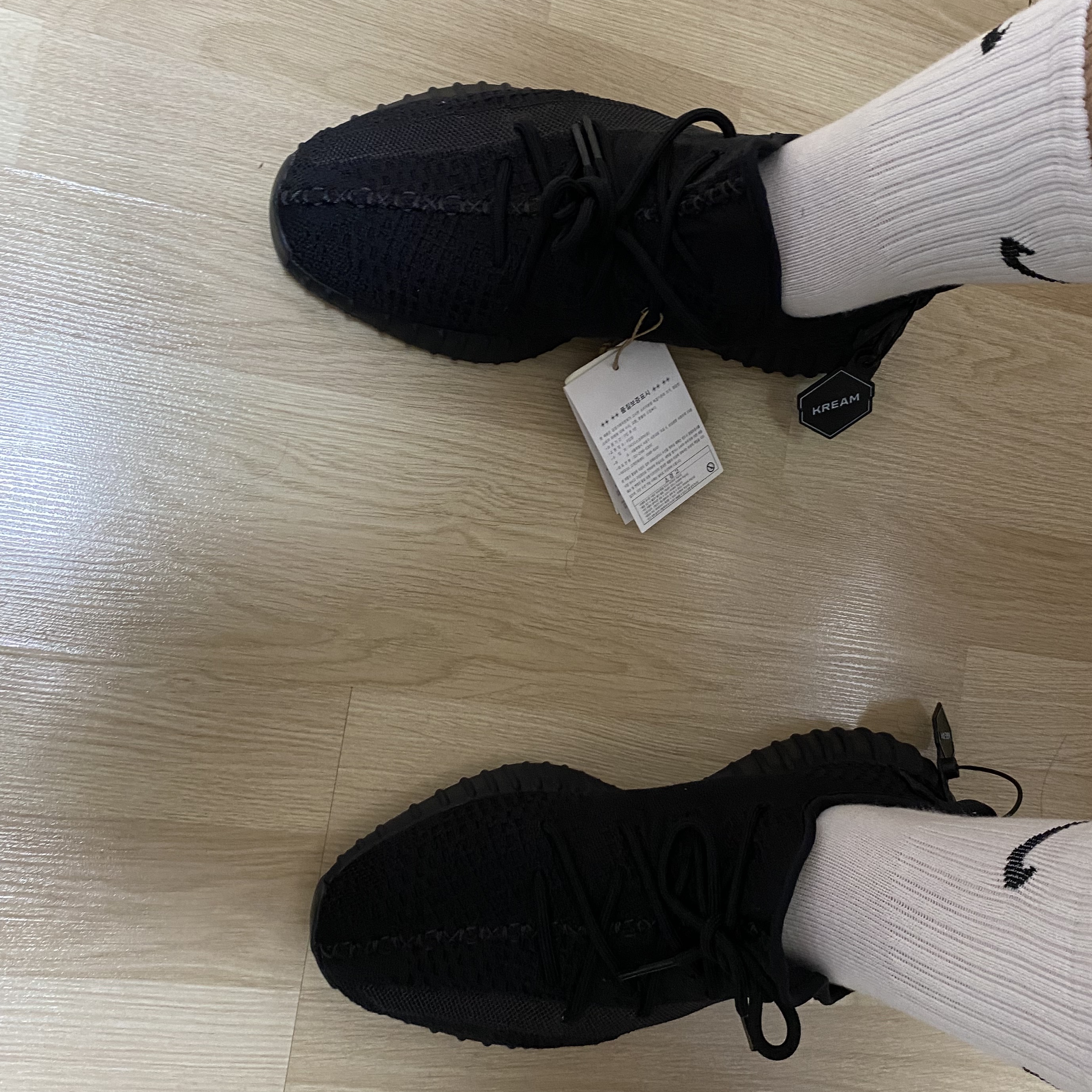 Adidas Yeezy Boost 350 V2 Onyx 착용 스타일 - 1