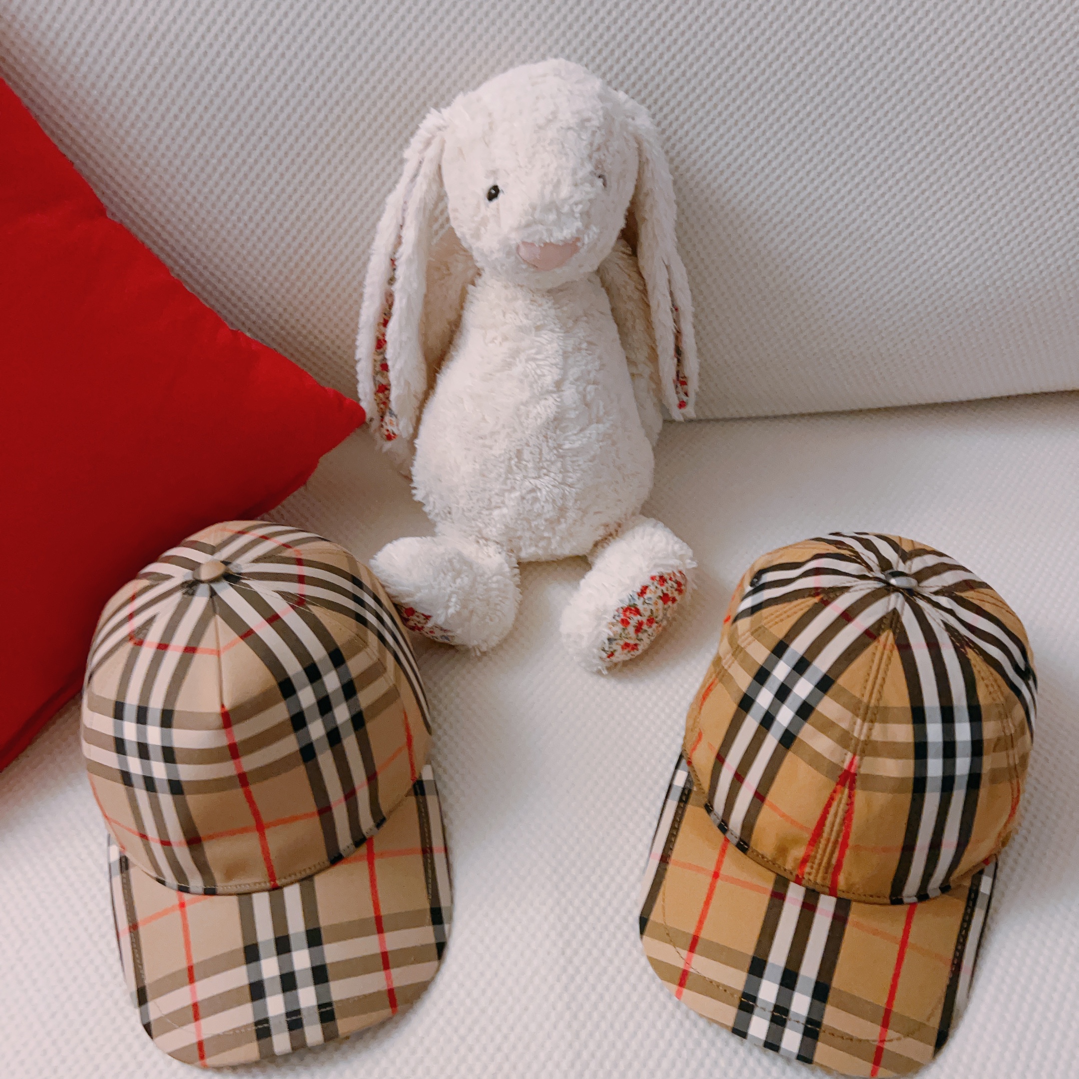 (W) Burberry Logo Applique Vintage Check Cap Archive Beige, Jellycat Blossom Bunny Large Cream 착용 스타일