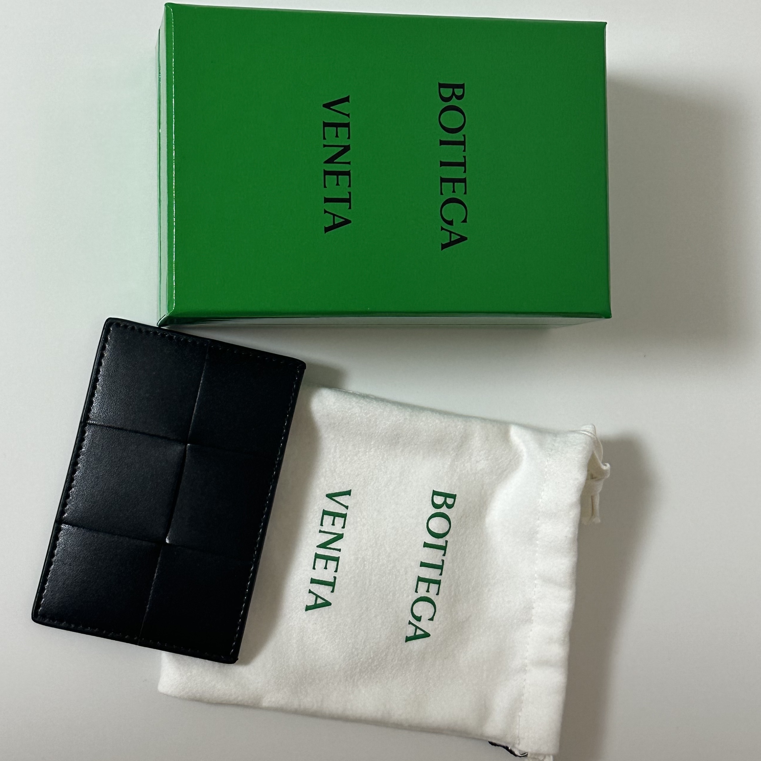 Bottega Veneta Credit Card Case Calfskin Black 착용 스타일