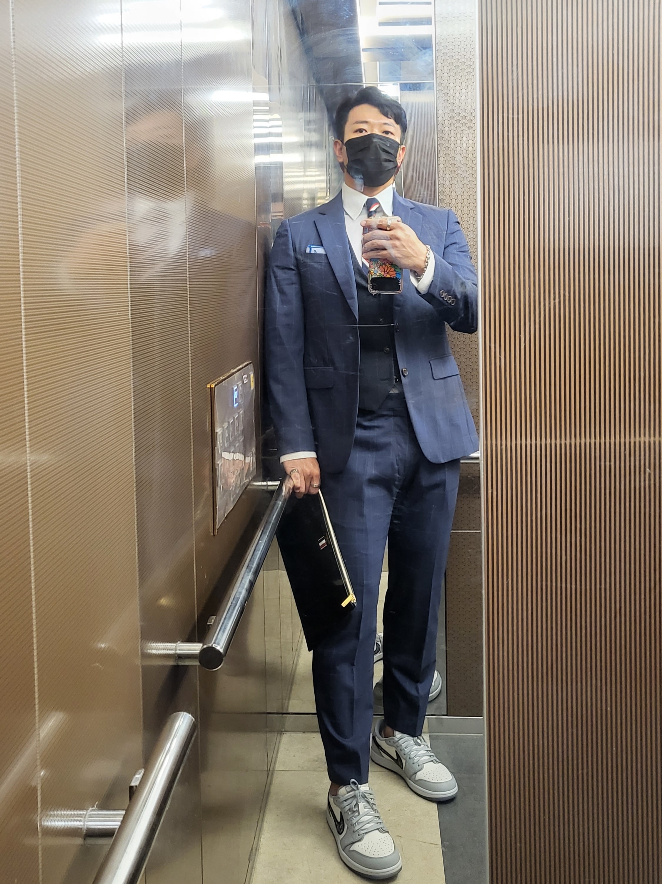 Thom Browne Medium Document Holder Black, Jordan 1 x Dior Low OG 착용 스타일