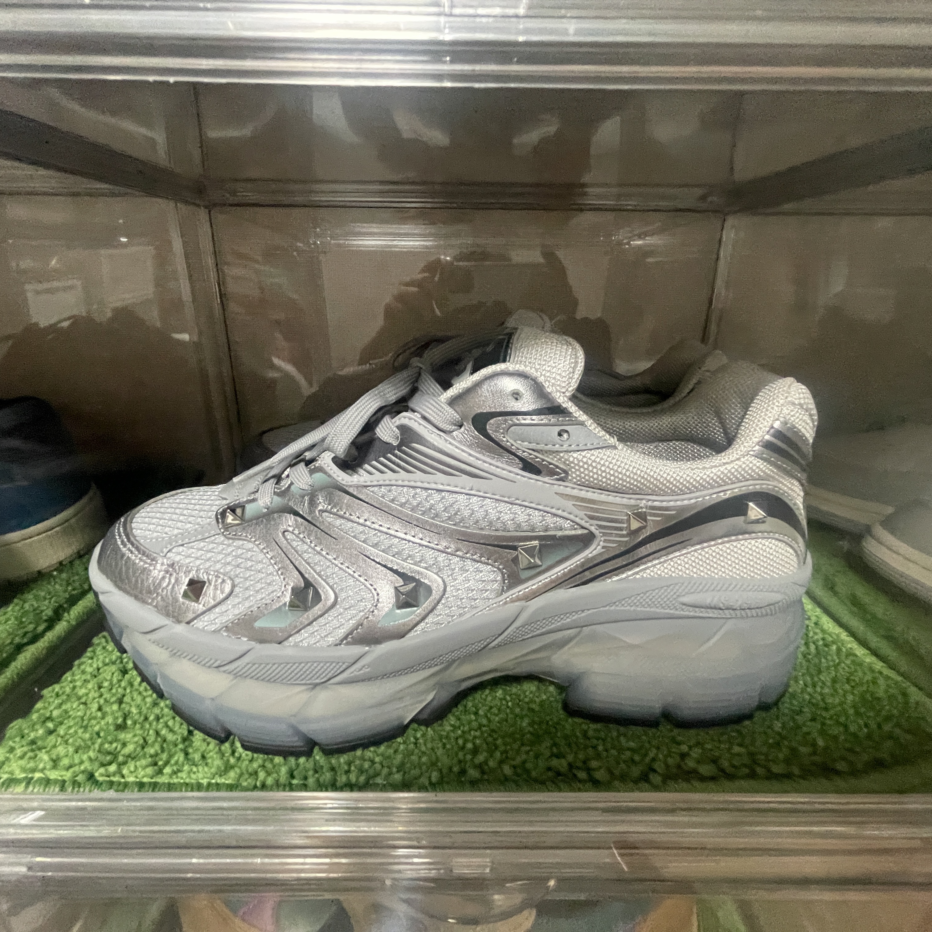 Valentino MS-2960 Low-Top Sneakers in Fabric and Calfskin Silver Pastel Grey Black 착용 스타일