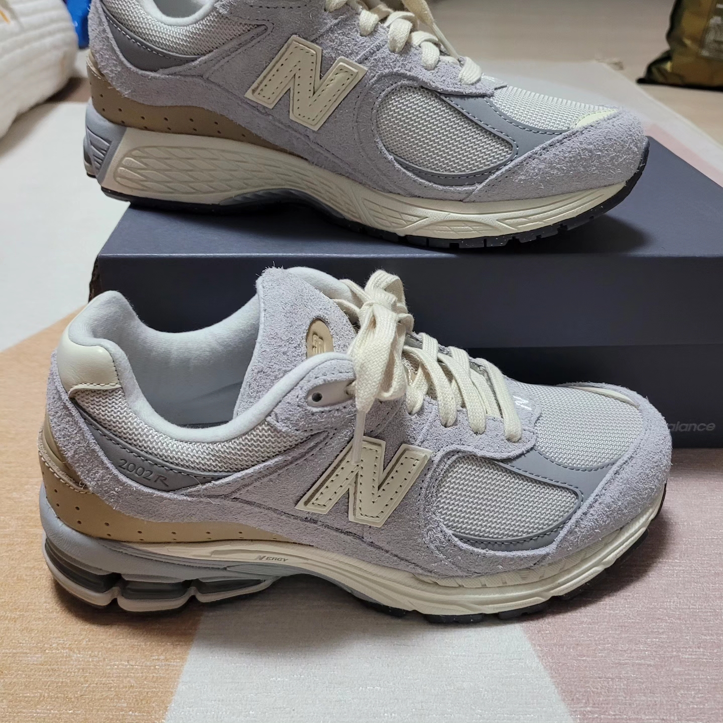 New Balance 2002R Rain Cloud Angora 착용 스타일 - 2