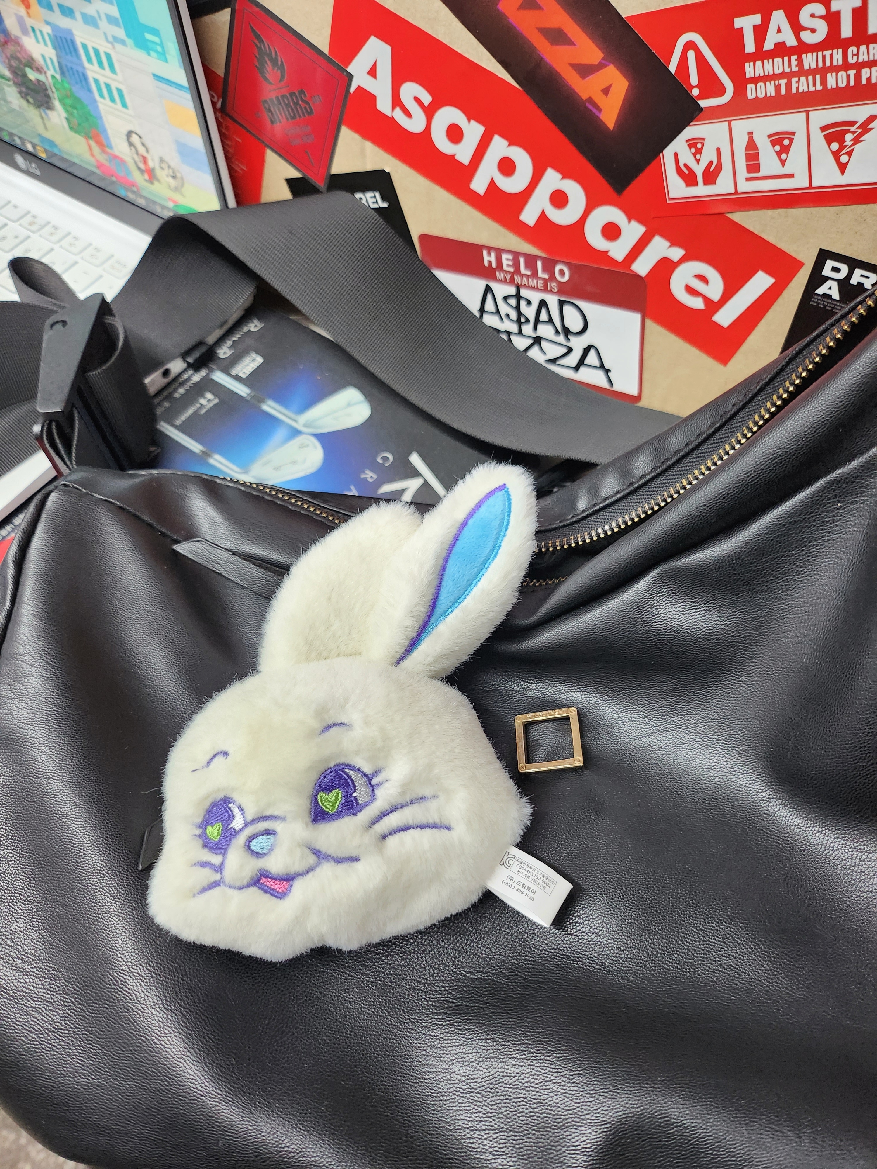 NewJeans Tokki Merchandise Fluffy Keyring White 착용 스타일