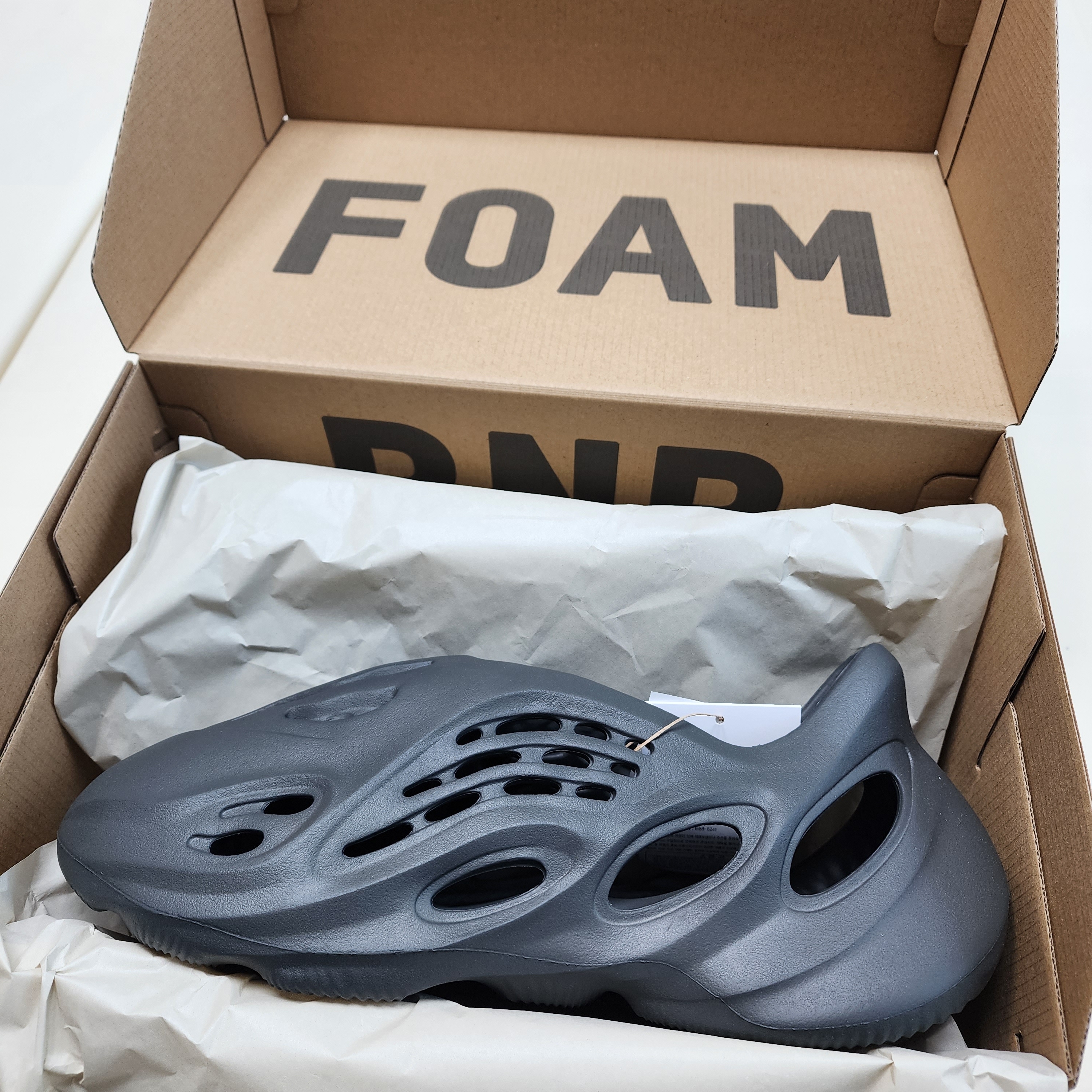 Adidas Yeezy Foam RNNR Carbon 착용 스타일 - 1