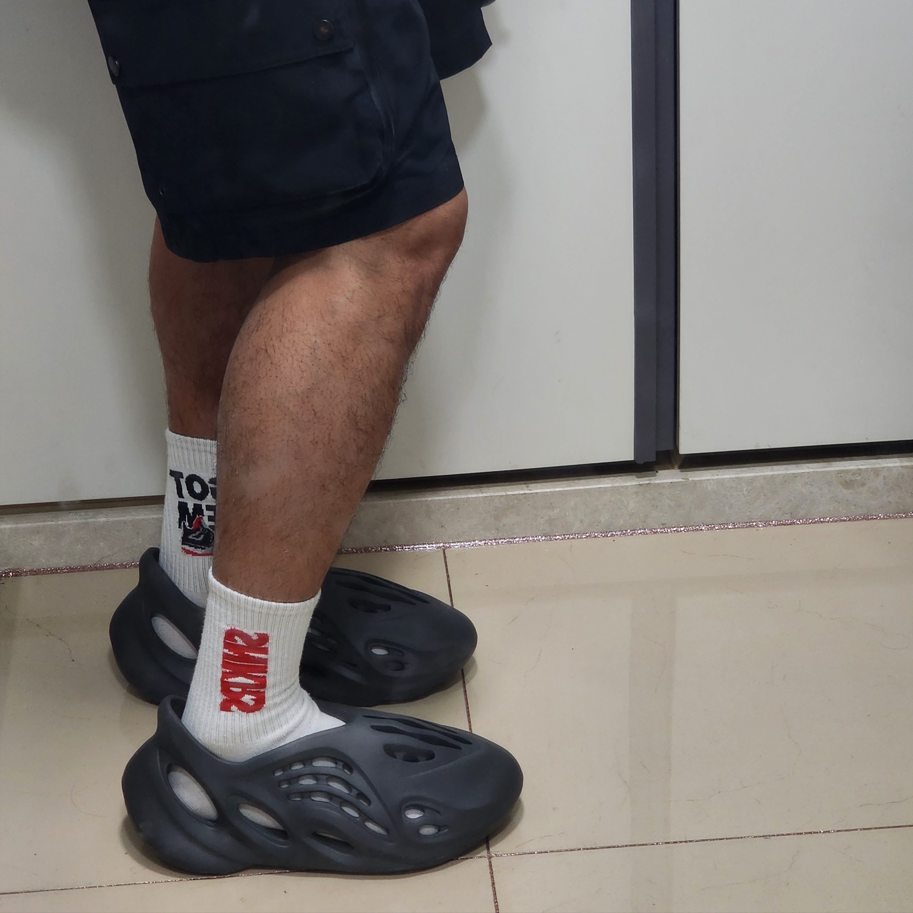 Adidas Yeezy Foam RNNR Carbon 착용 스타일 - 2