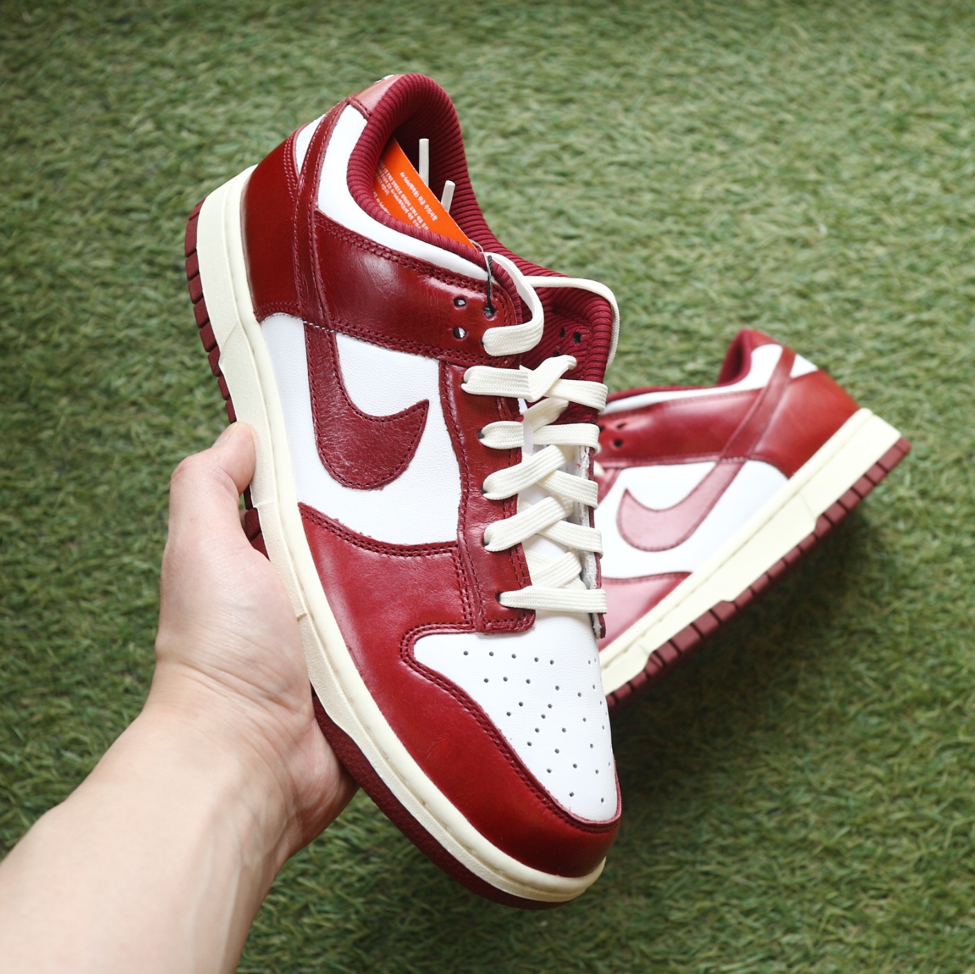(W) Nike Dunk Low Retro PRM Team Red and White 착용 스타일 - 4