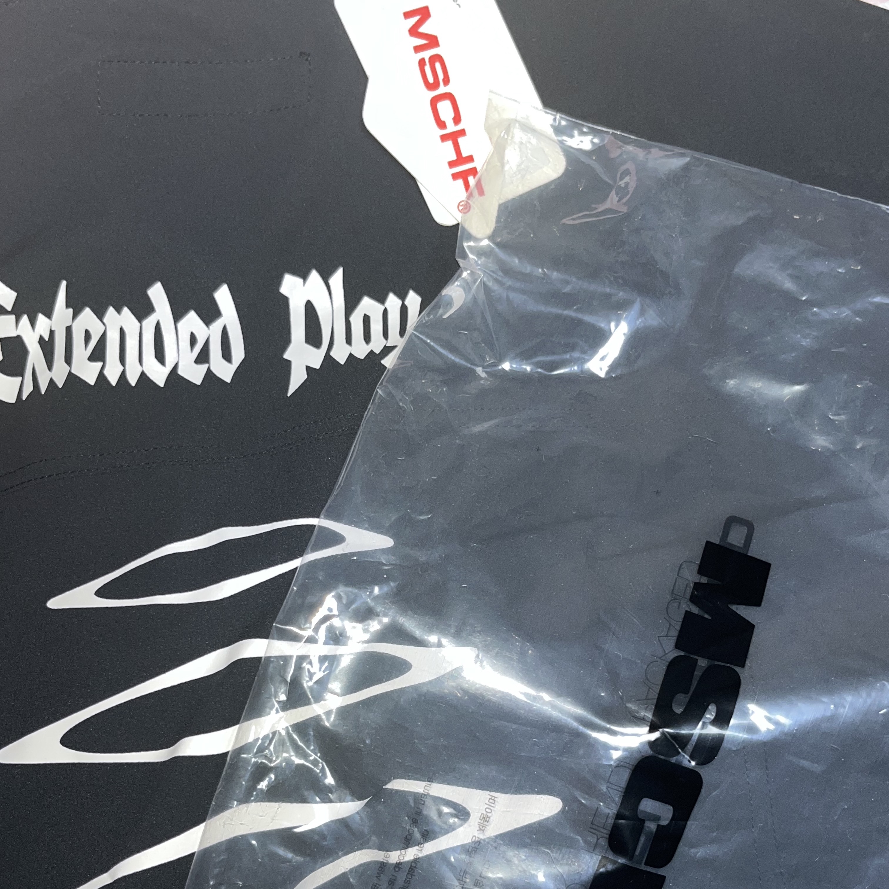 Mischief x Strictly Vinyl Windbreaker Black 착용 스타일 - 2