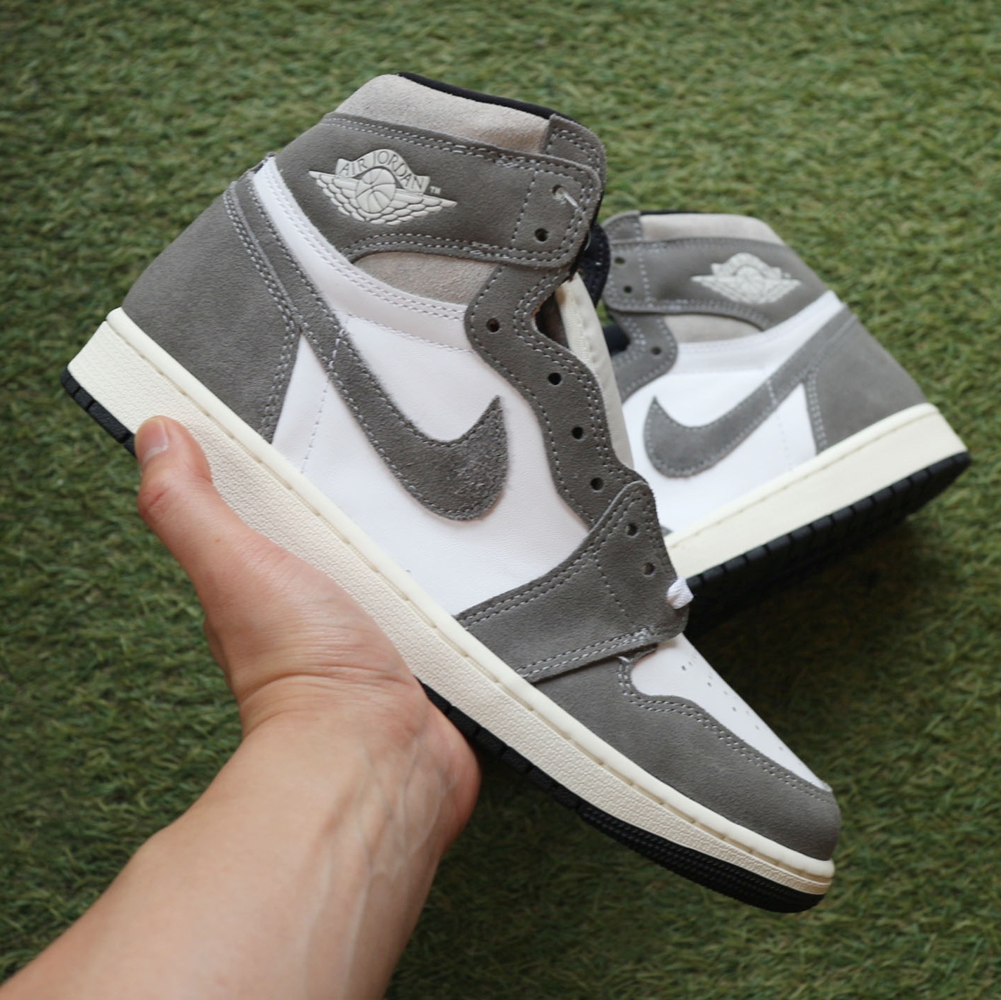 Jordan 1 Retro High OG Black and Smoke Grey 착용 스타일 - 4