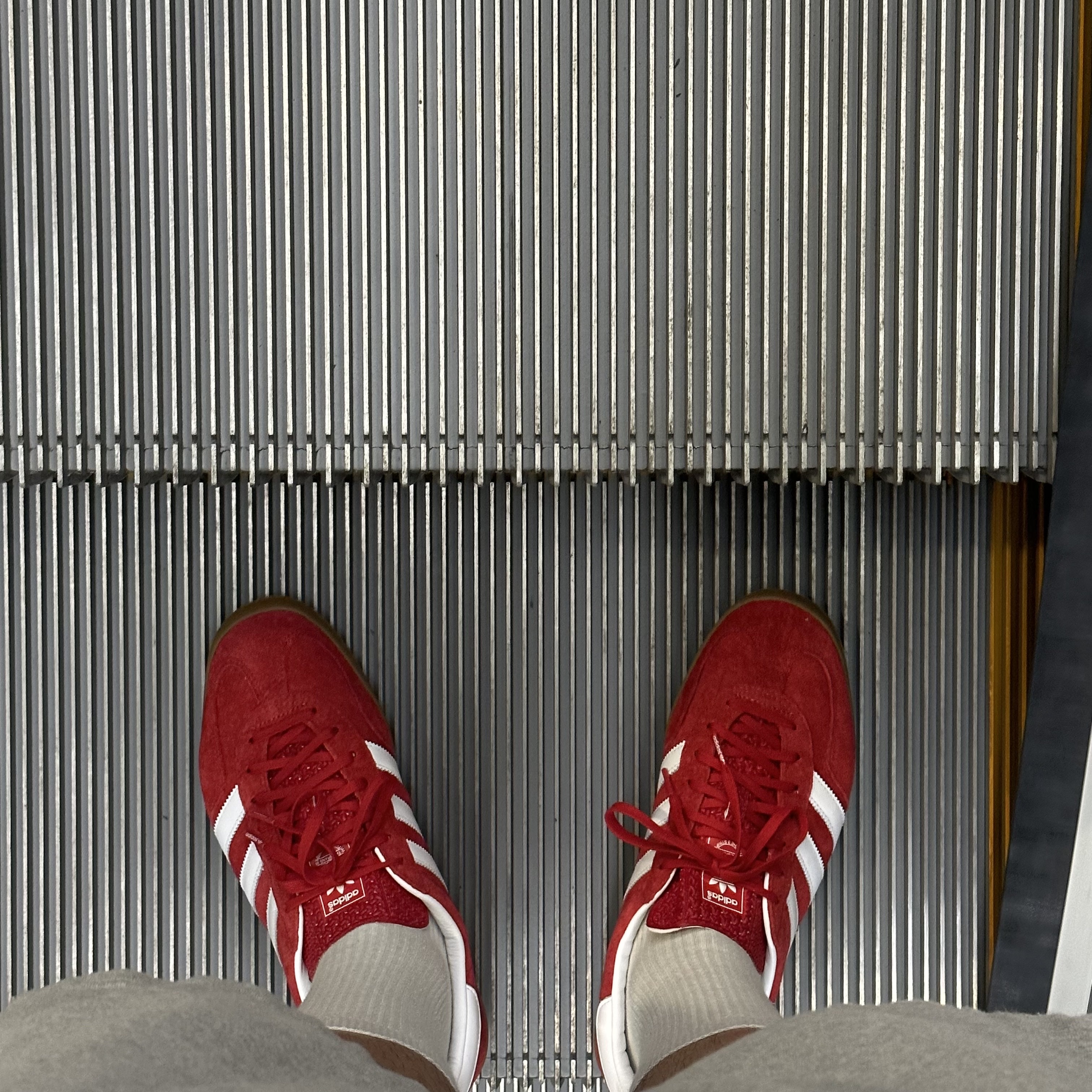 Adidas Gazelle Indoor Scarlet 착용 스타일