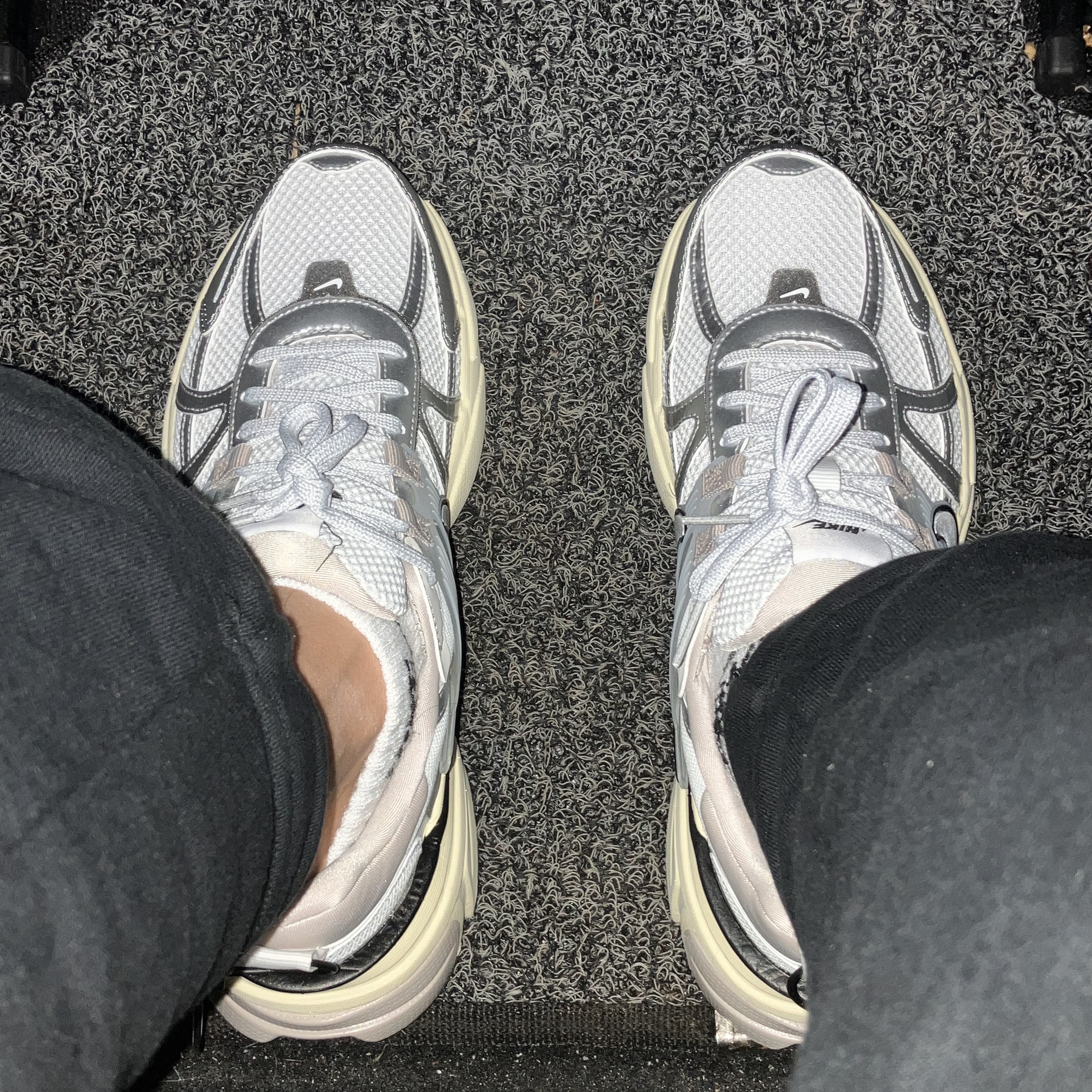 Nike V2K Run Summit White Metallic Silver 착용 스타일 - 2