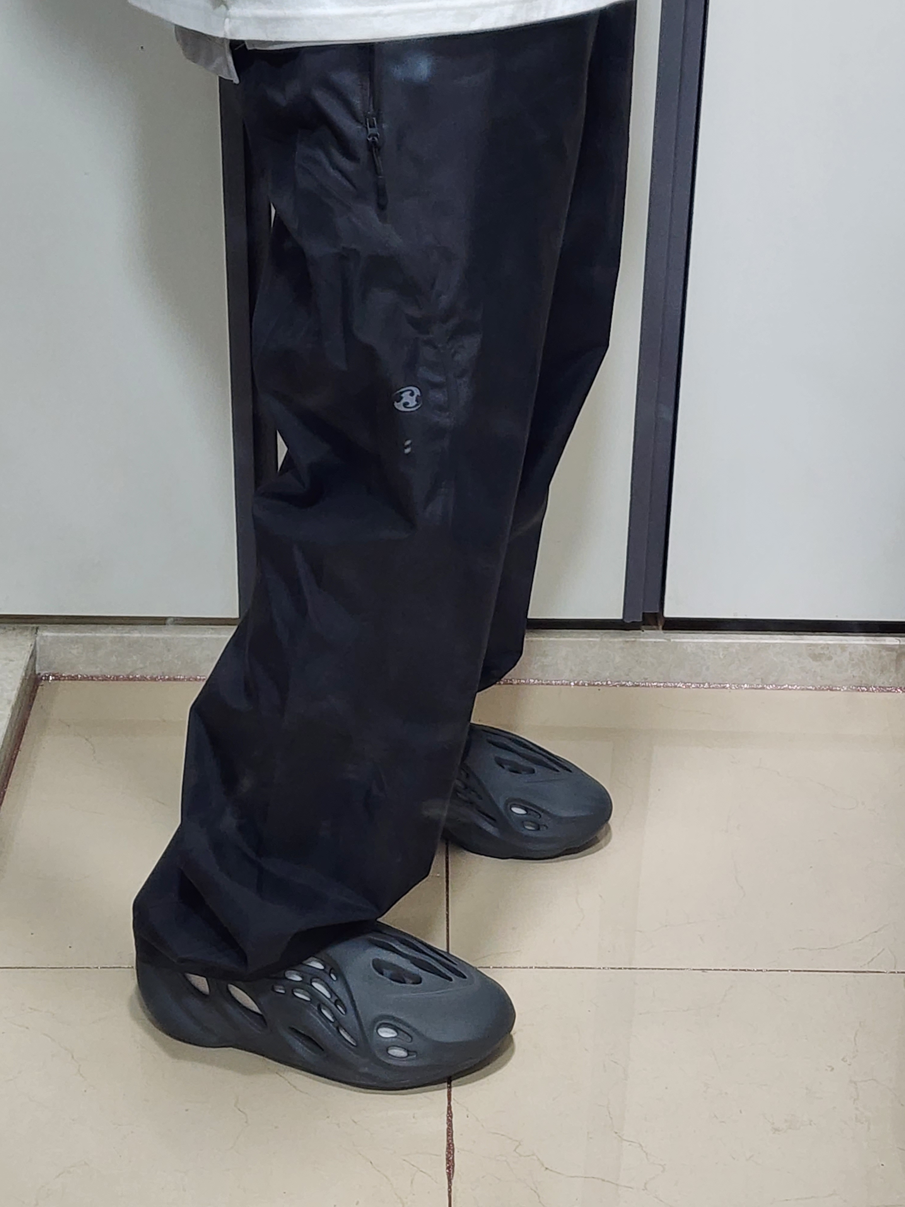 Adidas Yeezy Foam RNNR Carbon 착용 스타일 - 3