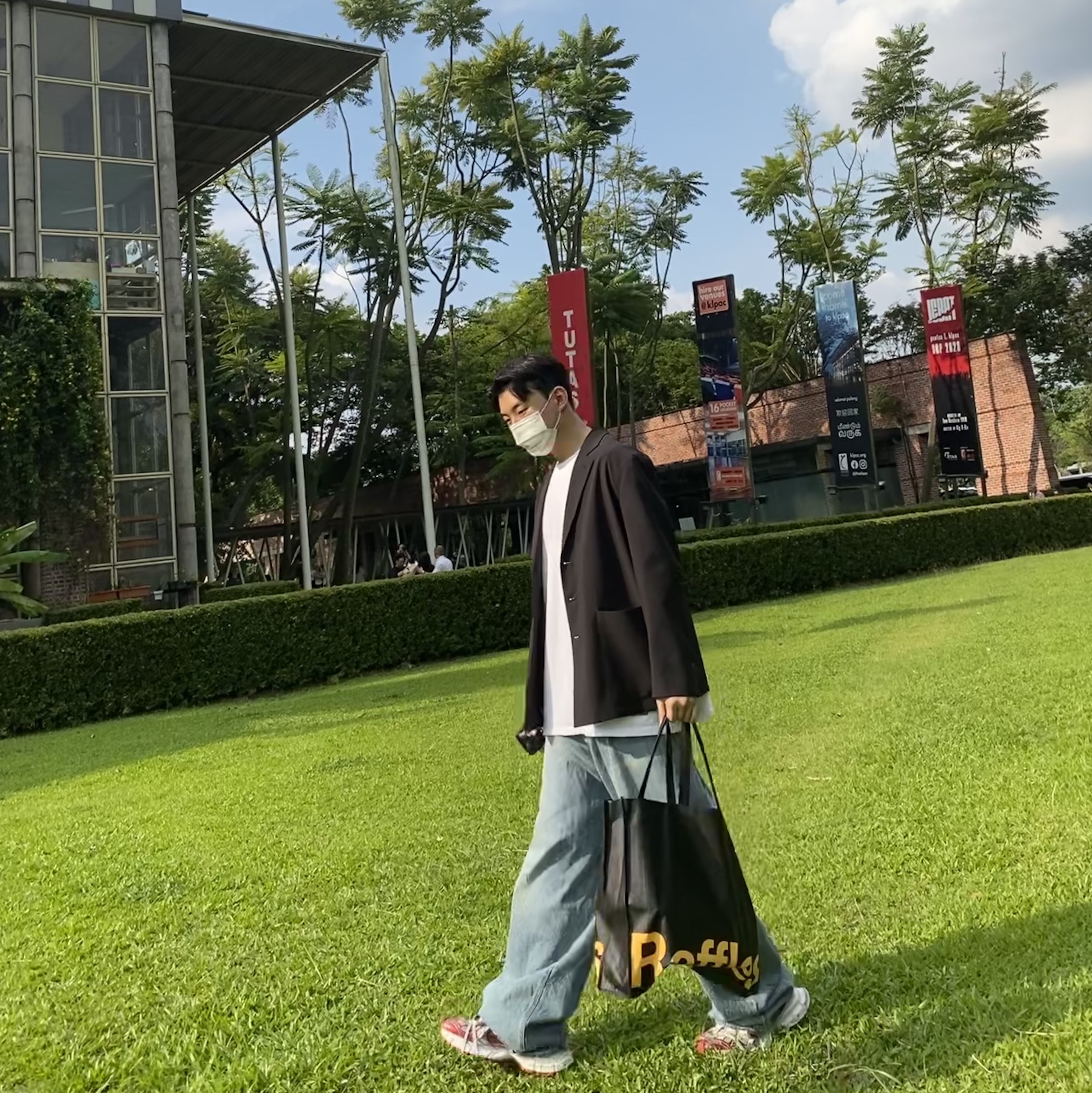 Balenciaga 3XL Sneakers White Red 착용 스타일 - 2