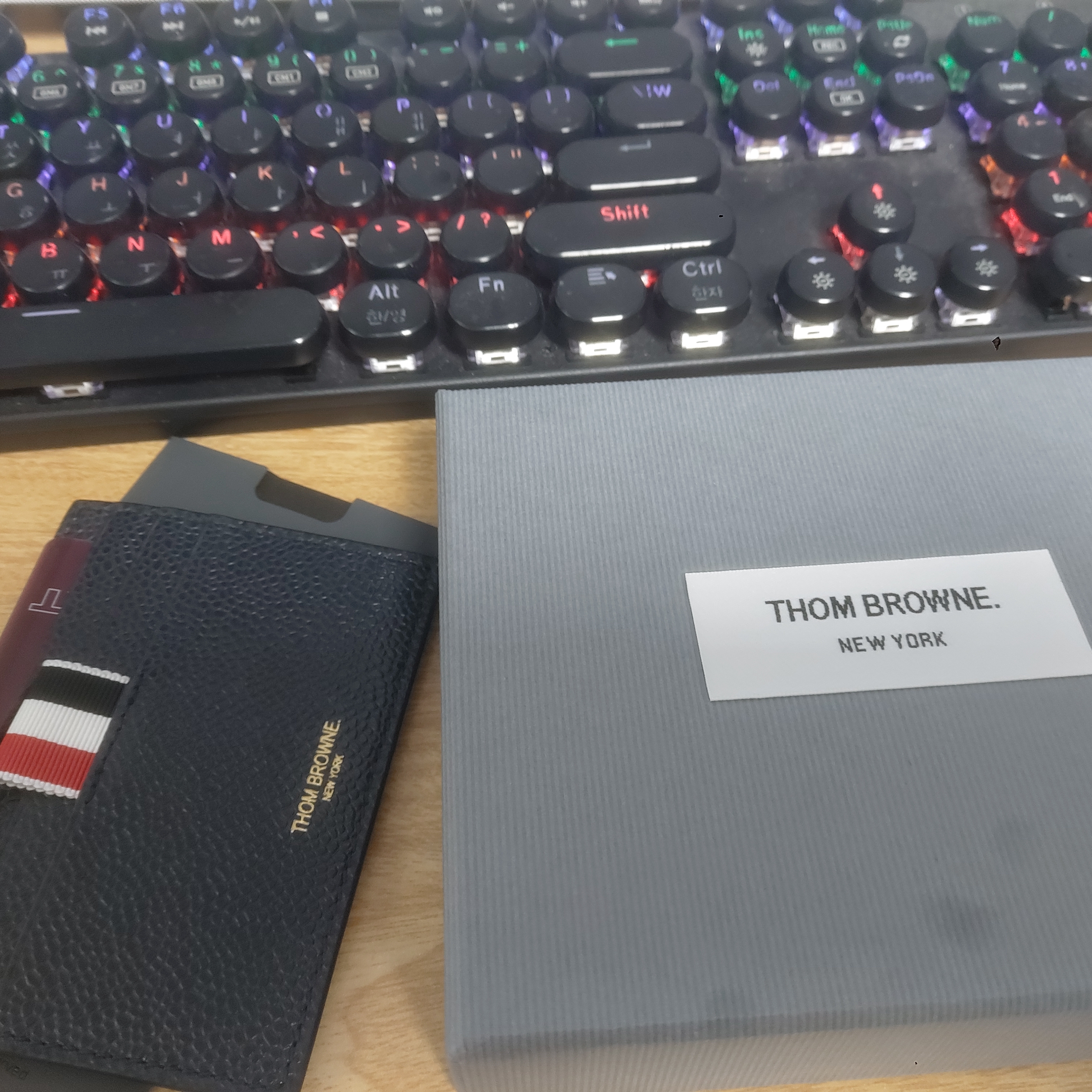 Thom Browne Pebble Grain Leather Anchor Card Holder Navy 착용 스타일