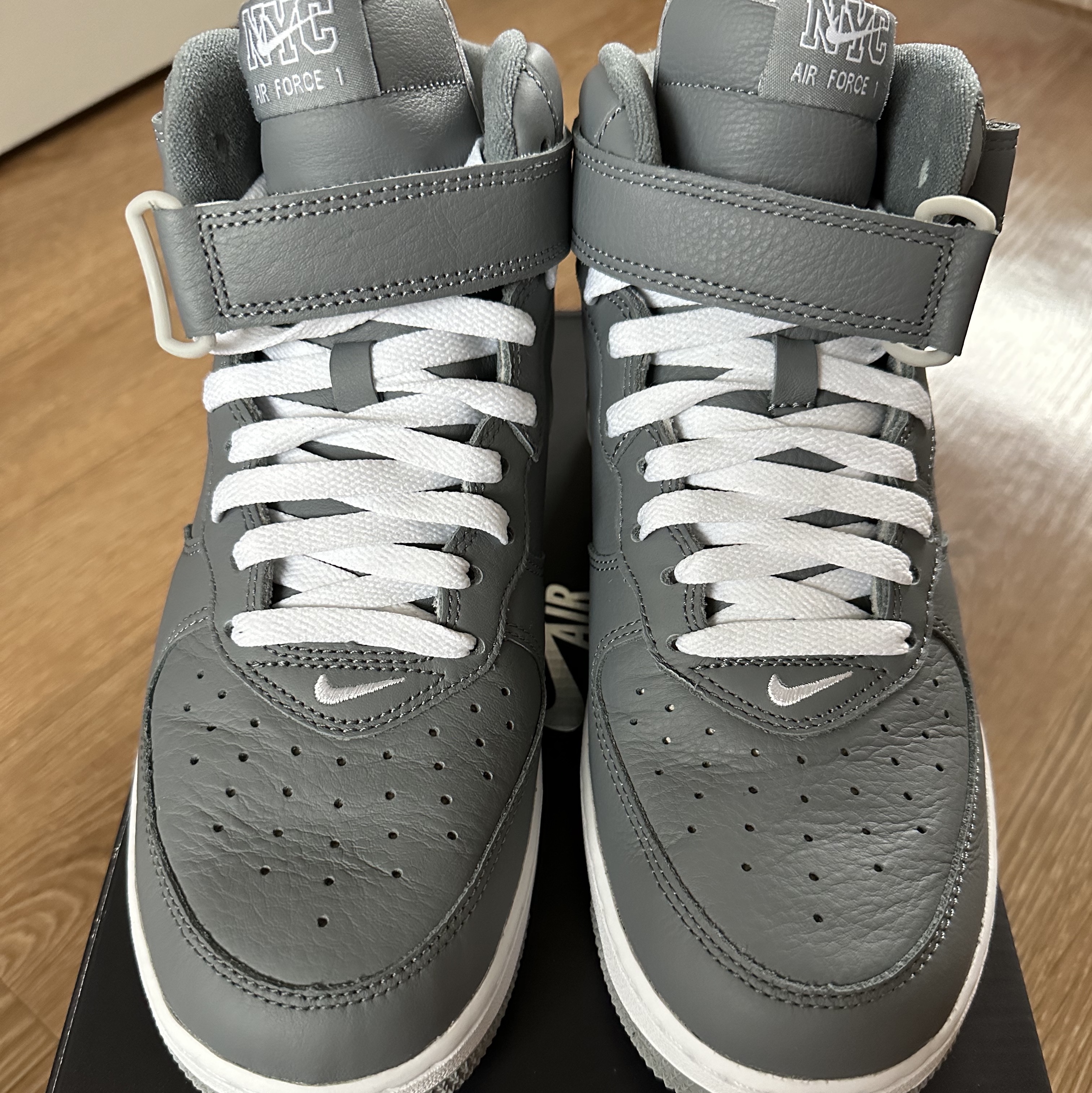 Nike Air Force 1 Mid QS NYC Cool Grey 착용 스타일 - 1