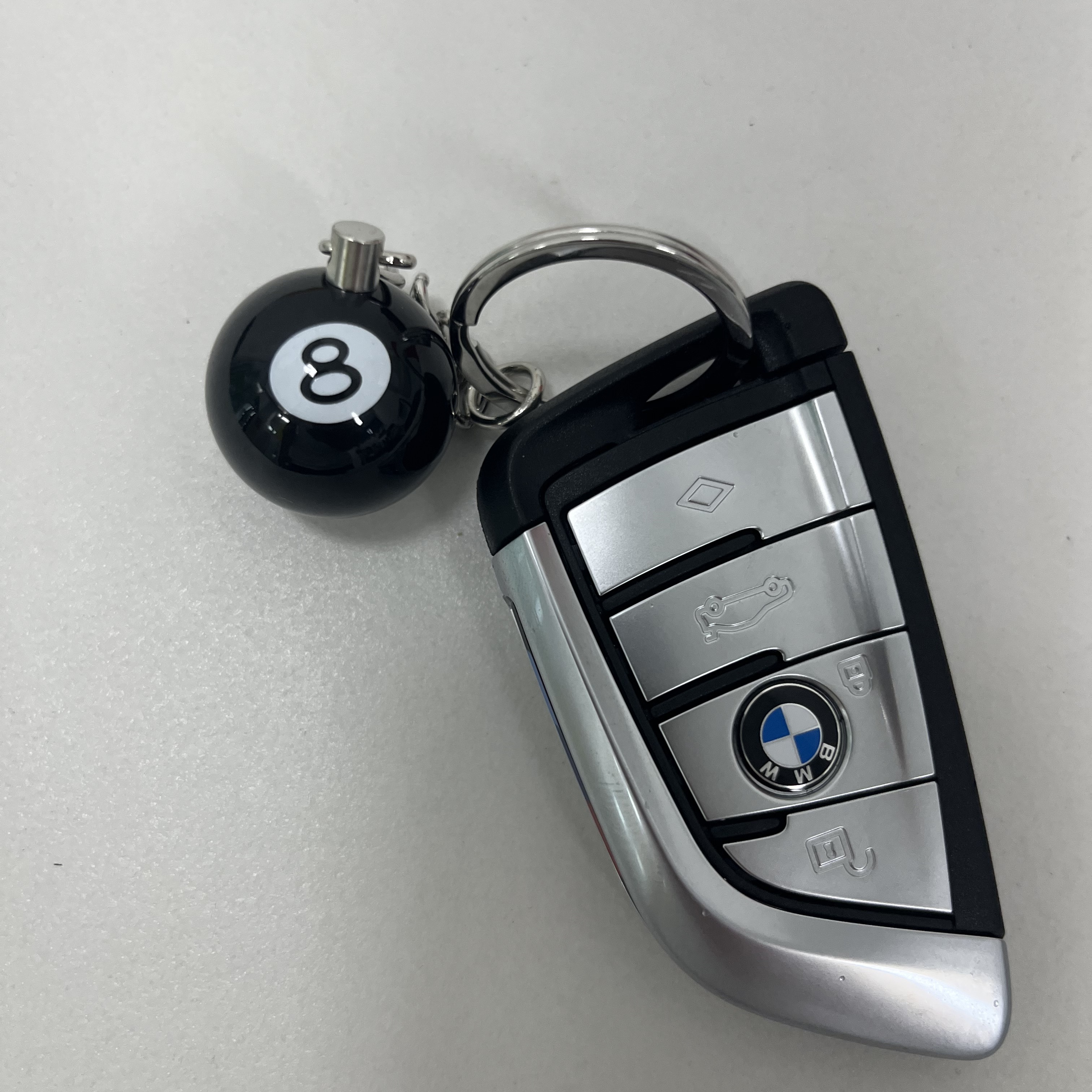 Stussy 8 Ball Keychain Black 착용 스타일