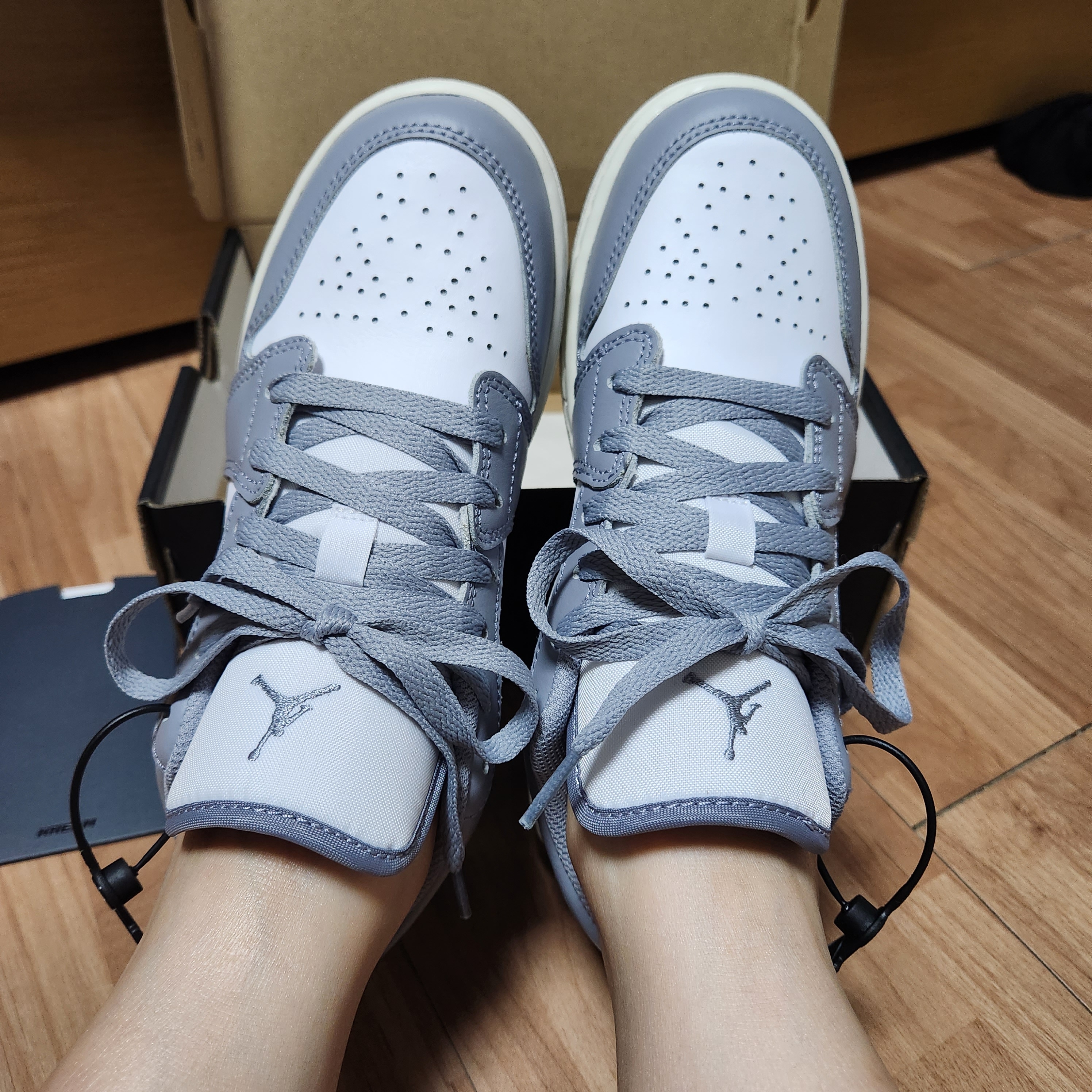 (GS) Jordan 1 Low Stealth and White 착용 스타일 - 2