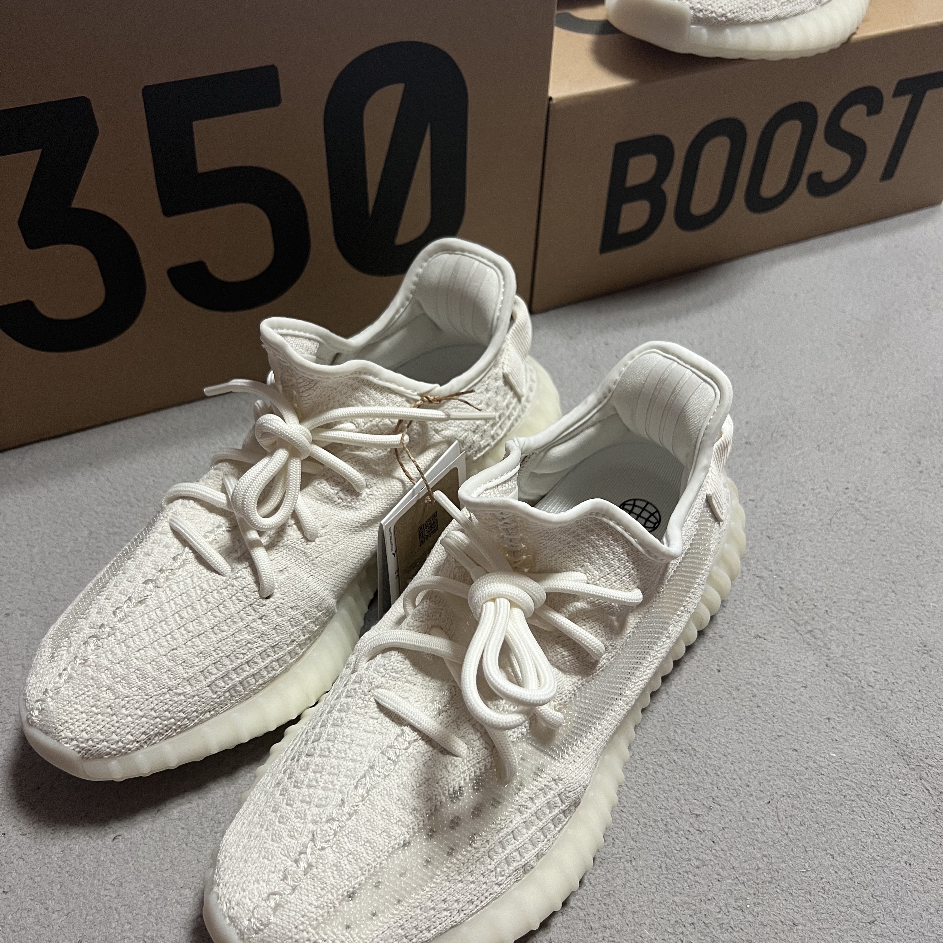 Adidas Yeezy Boost 350 V2 Bone 착용 스타일