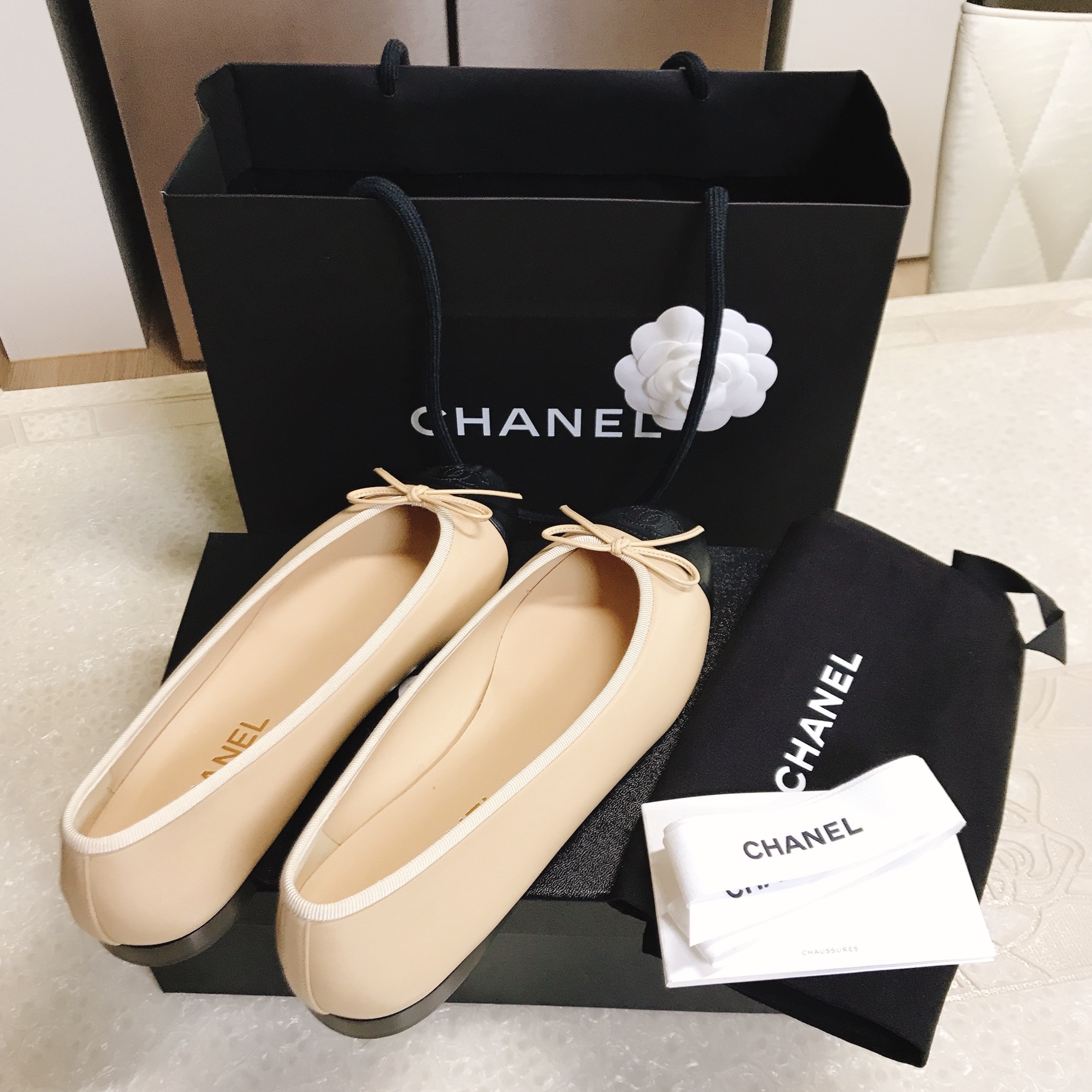 (W) Chanel Ballerina Flat Lambskin & Beige Black 착용 스타일 - 1