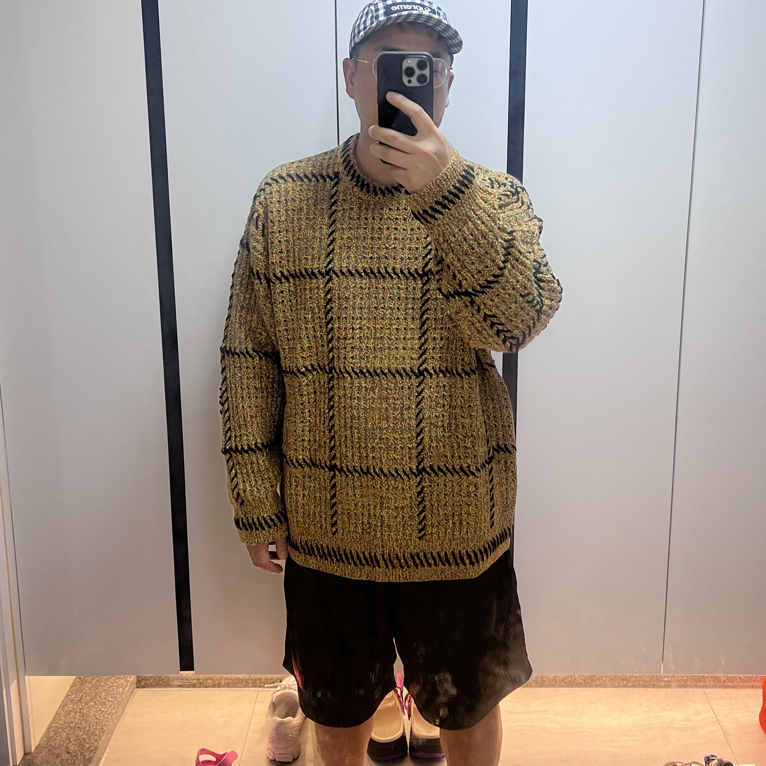 Supreme Quilt Stitch Sweater Yellow - 23SS, Supreme Gradient Mesh Stripe Baggy Shorts Black - 23SS 착용 스타일 - 3