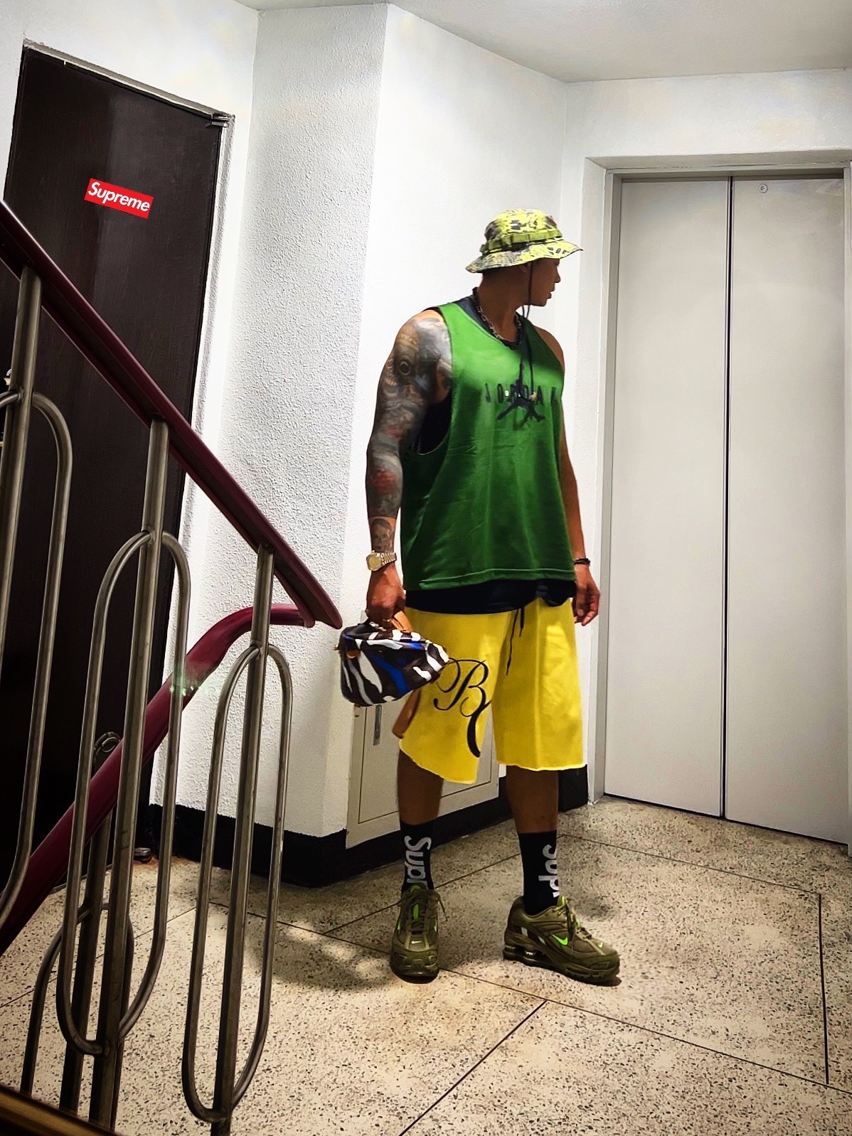 Supreme Military Boonie Olive Prym1 Camo - 22SS, Jordan x Off-White S/S Top Forest Green Black - US/EU 착용 스타일 - 2